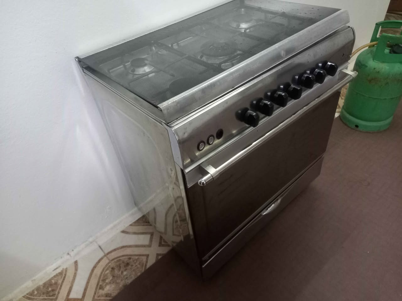 طباخ استيل مصري خمس عيون للبيع شرط الشغل السعر ١٢٥ ألف العنوان موصل حي الصدام بعد السيطرة عالشارع العام *********** *********** يوجد توصيل داخل الموصل أجره عالمشتري موصل, نينوى
