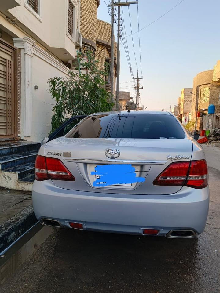 السلام عليكم 
حوتا مديل ١٣ 
فول مواصفات للأخير 
أبواب لمس صندوك لمس 
تخم تاير جديد 
حداديه ١٠٠/١٠٠
كير مكينه كفاله 
محرك ٣٠٠٠ 
٦ بصمات 
السياره كفاله عامه بدون كص 
متومه وكامله 
***********
