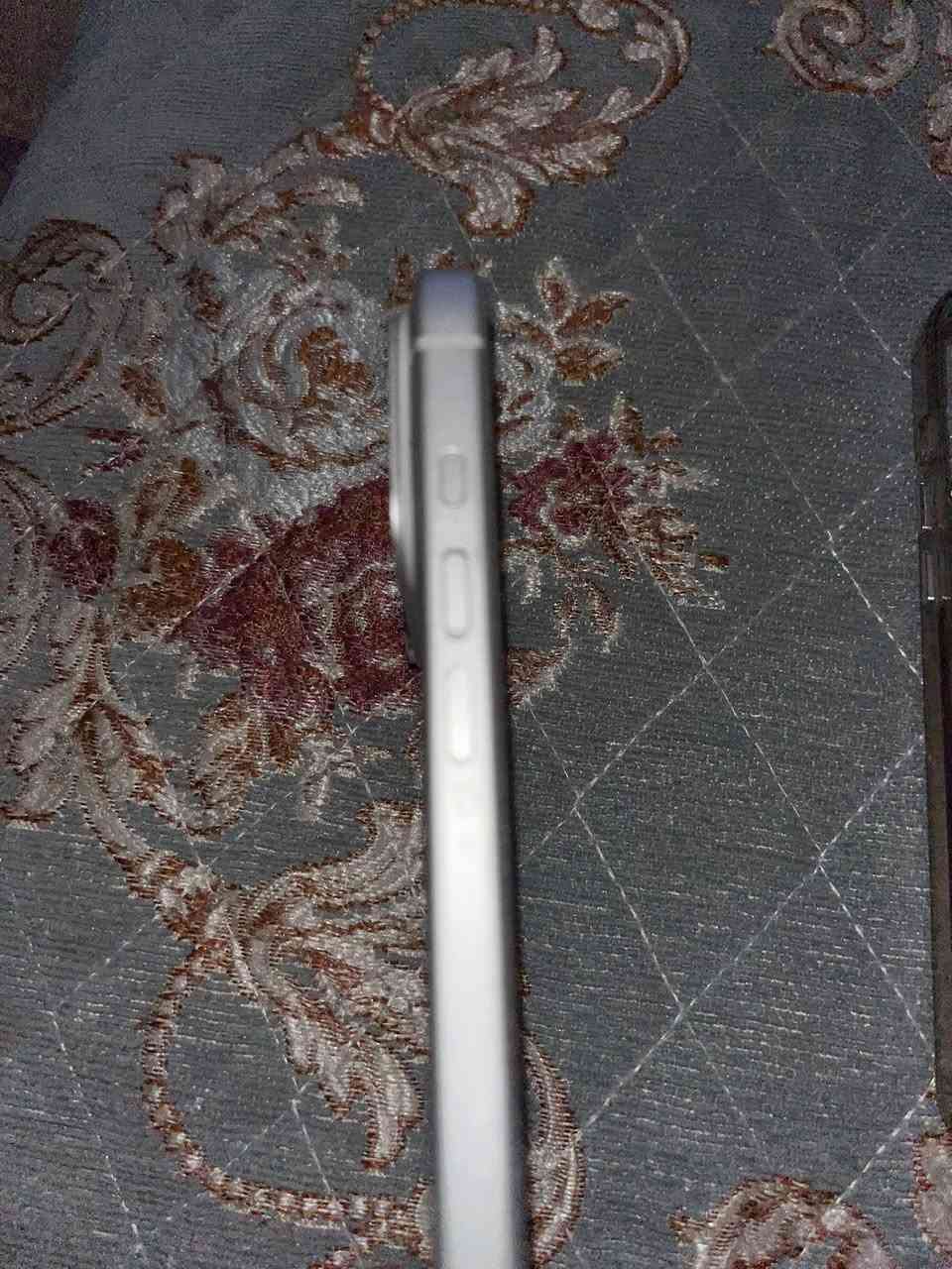 "}
للبيع آيفون سيلفر 256GB، نظافة 97% والبطارية 95%، الجهاز بحالة ممتازة جداً وخالٍ من الكسور أو الخدوش القوية، جميع القطع أصلية ولم يتم فتحه أو تصليحه سابقاً.

الجهاز مقفول بحساب iCloud وتم نسيان بيانات الحساب ورقم الهاتف المرتبط به، لذلك يباع بحالته الحالية. مناسب للاستفادة من القطع الأصلية أو لمن لديه إمكانية استعادة الحساب.

مواصفات الجهاز:
- لون سيلفر.
- ذاكرة 256GB.
- بطارية 95%.
- كابل الشحن موجود.
- لا توجد أعطال فنية أو مشاكل بالشاشة أو الهيكل.

المعاينة والاستلام في بغداد – حي البنوك.

السعر المطلوب: 750 دولار قابل للتفاوض بالمعقول للجادين
***********
