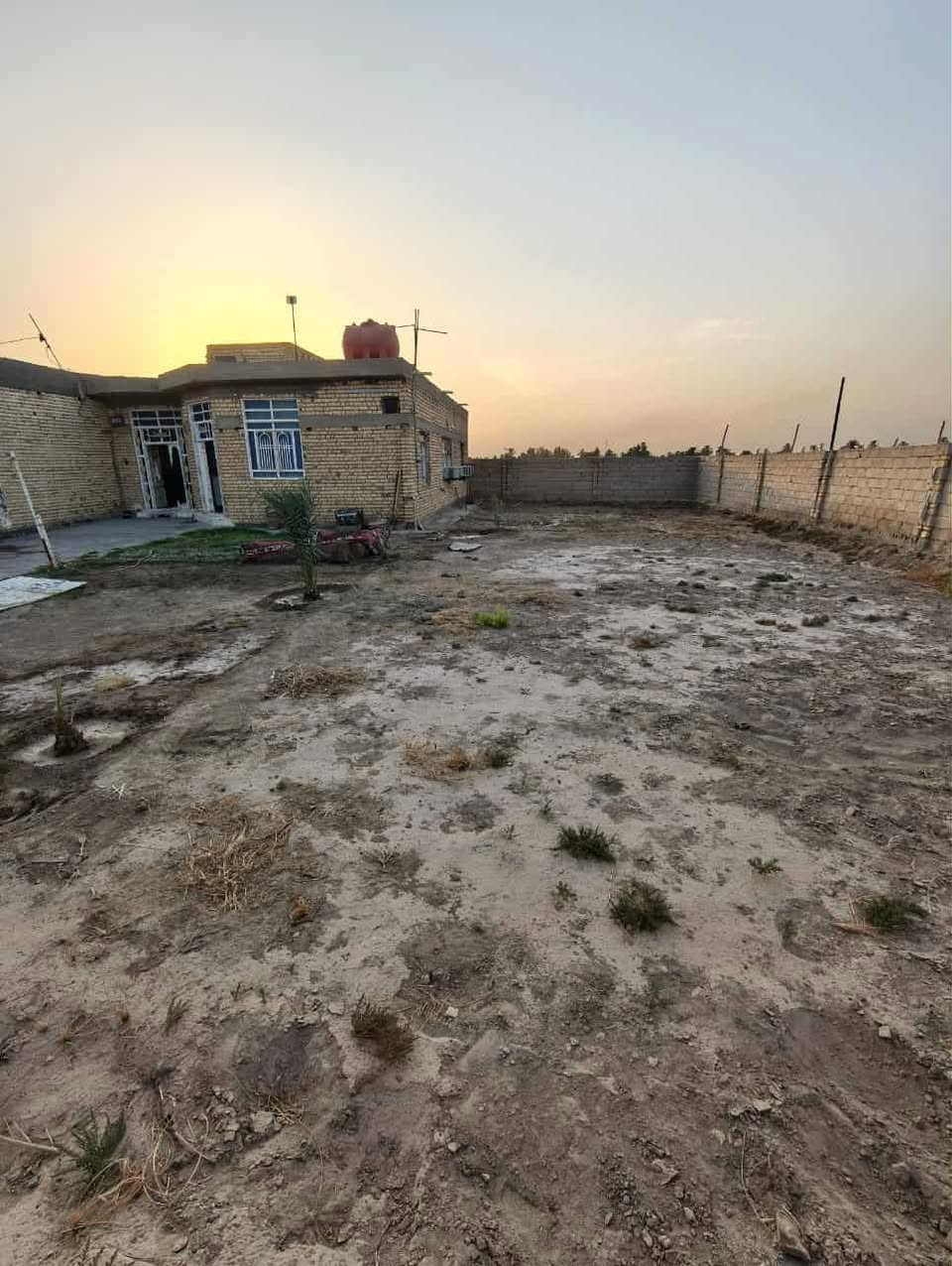 العنوان: ال بوجراد - قرب سيطره المصلح

مواصفات الدار المساحة الكلية 800م يحتوي

على غرفتين مساحه كل وحده 6×4.75

وصاله مساحتها 9×5

ومطبخ حار وبارد مساحته 6×4

ومجمع صحيات داخلي وبيتونه

واستقبال مساحتها 10×4 عورها بس تشطيب

يوجد كافه خدمات من ماء وكهرباء بالباب

شارع تبليط للباب عرضه 6 متر

للاستفسار عن السعر مراسلة الصفحة او الاتصال على الرقم

***********
