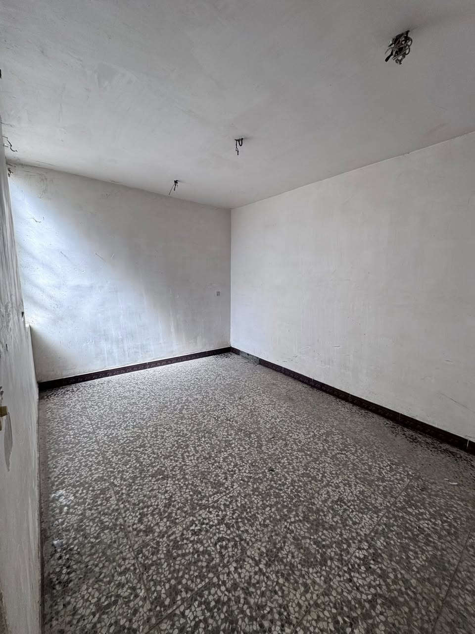 سلام عليكم بيت للبيع مساحه 100 متر طابق ونص منطقه الحسينيه السكلات ل13 قرب شارع المدراس علمنا ان سعر 60 مليون قابل للتفاوض الاستفسار على رقم ***********
