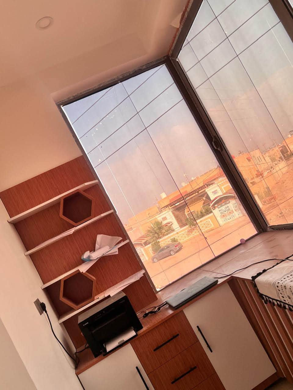 السلام عليكم بيت بل مجمع البيادر على شارع ٤٠ التجاري المساحة ٢٠٠م طابقين حر غير مطلوب المداور ثاني يوم تفاصيل العقار أربع غرف وصالتين ومكتب صغير ومجموعتين صحية للستفسار الاتصال على الرقم *********** أو مراجعة مكتب عقارات الثابت عنوان المكتب السماوة حي الحكم مجاور مجمع الالماني توتل مقابل متنزه النورين اكتب تم حتى يصلك السعر تابع الصفحة سيصلك كل ماهوه جديد  ملاحظة تم بناء هذا العقار حتى إشراف هندسي متخصصين في هذا المجال البيت جداً راقي .
