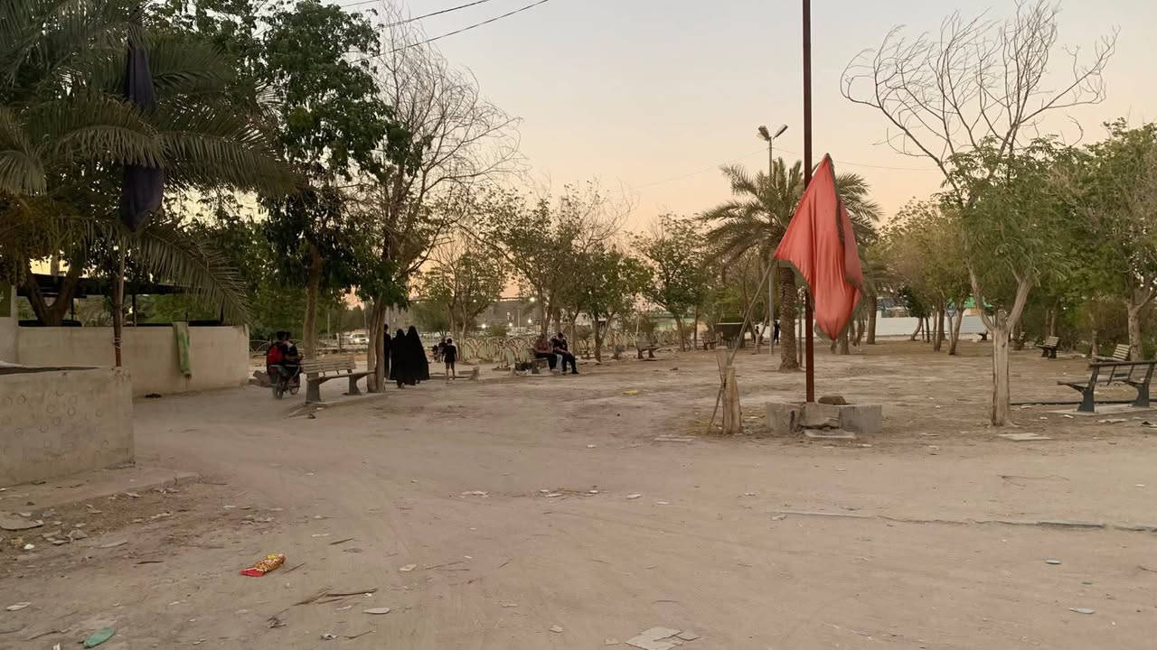 🏡 بيت للبيع أو المراوس في كربلاء - موقع مميز جداً وإطلالة رائعة 🏡
​📍 الموقع:
كربلاء المقدسة - بداية حي البناء الجاهز (مقابيل ملعب كربلاء القديم).
✨ المميزات الخارجية: البيت مطل مباشرة على ساحات فارغة وحدائق حكومية كبيرة، مما يوفر إطلالة شرحة وهواءً نقياً.
​📐 المساحة والتصميم:
​المساحة الإجمالية: 200 متر مربع.
​الواجهة الخارجية: تحتوي على طرمة لراج السيارة، وللبيت 3 أبواب للدخول.
​الحديقة: حديقة خارجية واسعة بداخلها (بير ماء).
​ملحق خارجي مميز: يحتوي البيت على مكتب خارجي بطول 7 أمتار، بالإضافة إلى ترك خارجي طويل جداً ومريح.
​🏗️ التفاصيل الداخلية (البيت طابقين ونص):
​الطابق الأرضي: مضيف كبير جداً + مطبخ كبير مع ترك خاص بالمطبخ + حولي (هول داخلي) + غرفتين نوم + حمام ومرافق.
​الطابق الثاني: غرفة نوم كبيرة جداً + حولي (هول) + حمام ومرافق.
​الطابق الثالث (السطح): سطح كامل مسقف بالـ (تشينكو).
​⚖️ السند القانوني:
​طابو صرف (ملك صرف).
​💰 السعر:
​320 مليون دينار عراقي (وبيه مجال للشراي التكاك).
​🔄 خيار المراوس:
​مستعد للمراوس ببيت زراعي كبير يحتوي على مزرعة أو ما شابه ذلك، ويفضل أن يكون في كربلاء أو قريب منها.
​📸 ملاحظة للمشترين:
​الصور المتوفرة حالياً هي للواجهة والخارج فقط، أما بالنسبة للتفاصيل والديكورات الداخلية، فالأفضل والأنسب تشرفونا بزيارة وتشوفون البيت على أرض الواقع (العين هي الميزان).
​📞 للاستفسار والتواصل:
***********
