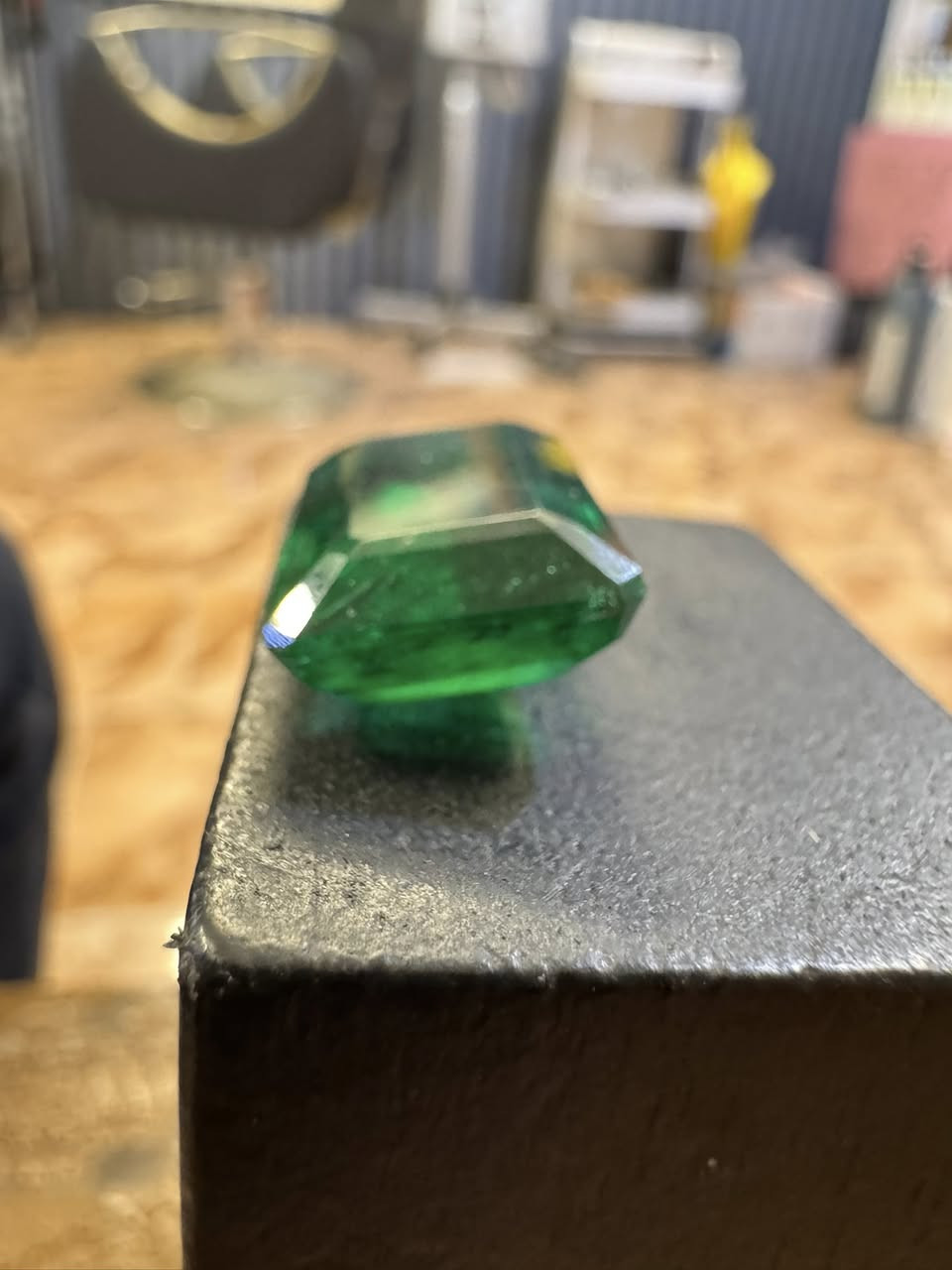 زمرد كولومبي 17.75 قيراط صفاء ونقاوه عاليه جداً مستعجل للبيع لغرض دفع اقصاط الجامعهمستعجل للبيع جداً رقم الهاتف***********
