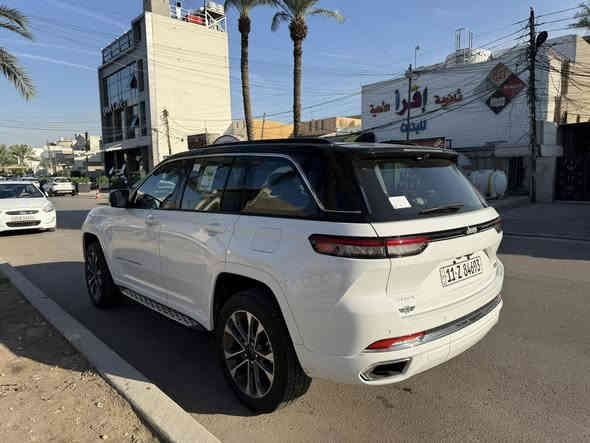 .
الموديل: 2024 (خليجي)
العداد: 10 الف كيلو متر

المحرك: 3.6 لتر 6 أسطوانات (V6) 
القوة الحصانية: 293
عزم الدوران (نيوتن-م): 352
ناقل الحركة: اوتوماتيك 8 سرعات 

الضمان 3 سنوات أو 60،000 كم (ايهما أولاً)

المواصفات:
*نظام دفع رباعي 4X4متطور
*نظام التعليق الهوائي (جكات)
*فتحة سقف بانوراما 
*الصندوق كهربائي بخاصية الفتح باستشعار القدم او البصمة
*ويل المنيوم قياس 20 انج
*شاشة التحكم الرئيسية لمس بنظام Uconnect 5 بقياس 10.1 انج مع نظام ملاحة
*شاشة القيادة الرقمية بقياس 10.25 انج
*شاشة عرض لوحة القيادة على الزجاج الأمامي (داتا شو)
*رادار تفاعلي مع خاصية التوقف والانطلاق
*تحذير النقطة العمياء
*تحذير الخروج عن المسار
*نظام المحافظة على البقاء فى المسار
*نظام التعرف على اشارات المرور
*خاصية المساعدة على التوجية فى التقاطعات لتفادى الحوادث
*حساسات امامية وخلفية
*كاميرات 360 للرؤية المحيطية
*كاميرا رؤيا ليليه
*المرآة الداخلية مزودة بشاشة لعرض الكاميرا الخلفية
*نظام مانع تصادم خلفى
*نظام القيادة شبه الذاتية
*مقصورة الركاب من الجلد الفاخر
*المقاعد الامامية مبردة ومدفأة
*المقاعد الخلفية مدفأة
*المقاعد الامامية مساج 
*مقاعدة امامية كهربائية 
*مقاعد امامية ذاكرة 
*نظام ابل كار بلاى و اندرويد اوتو لاسلكي
*نظام صوتي فاخر 9 سماعات من ALPINE
*دخول ذكي (بصمة)
*نظام التشغيل عن بُعد
*مرايا خارجية قابلة للطي كهربائيًا مدفئة
*مصابيح أمامية أوتوماتيكية مع مصابيح نهارية وكشافات ضباب LED 
*نظام التحكم التلقائي في الضوء العالى
*دواسات جانبية
*ماسحات زجاج أمامي حساسة للمطر
*شاحن هاتف لاسلكي
*انماط قيادة متعددة رياضية وللطرق الوعرة
*وسائد امان هوائية أمامية/جانبية/ خلفية.
مكان بغداد السيدية
للاستفسار ***********
