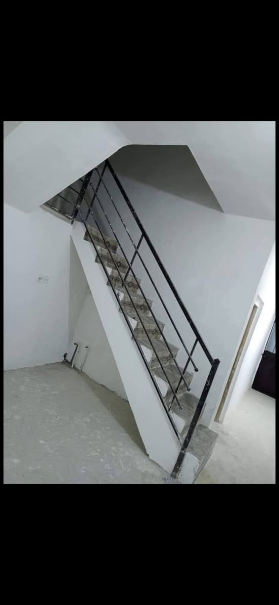 السلام عليكم
 بيت للايجار ٥٠ متر طابقين السريدات بدايه المربع الثاني ***********
***********
