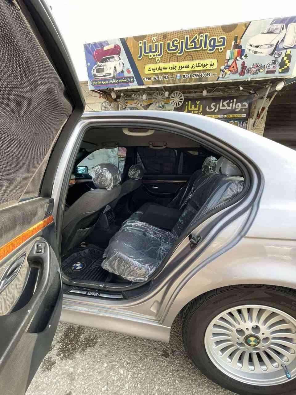 BMWسەقەر مۆدێڵ 2000 
گێڕ عادی 525 دەبڵ دیجی تاڵ مەکینەو گێڕ بەشەرتی 1000 وەستا نەکراوەتۆ لۆک لۆکە قوەتی خەیاڵی هەیە 4 تایەی لۆک تەبرید ساردو گەرم بێ جاڵو شوخت تازە حیزام بۆیاخم کردووە بۆ جوانی بێ دەعوو لێ دراو شانو سەقفی بۆ یاخی نییە کۆدی ئاسایشی هەیە بێ موشکیلەیە سەیارەکە لۆک لۆکە هی دەستیخۆمانە  گۆڕینۆ ناکەم بێویستم بە پارەیە 
0750 1671192  سەید سادق 49 گەڵاو مەجال السليمانية, العراق
