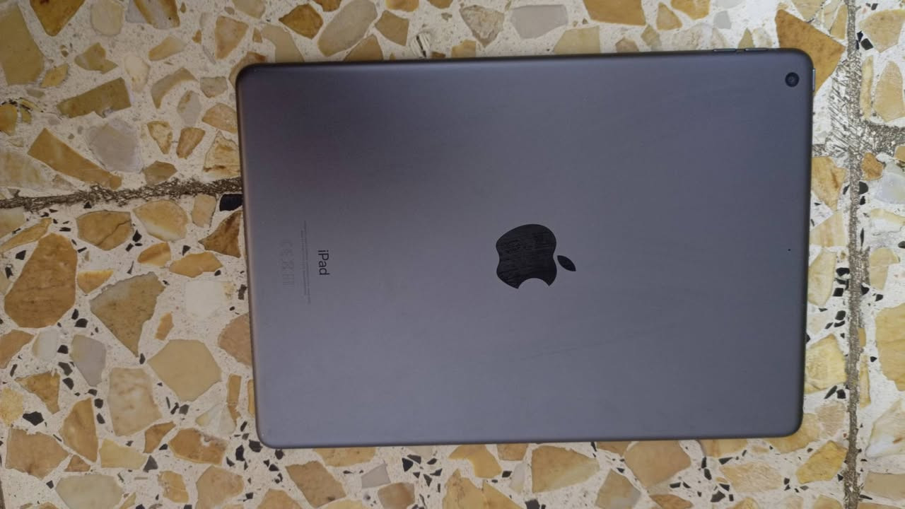 ايباد 9 آبل (غني عن التعريف)
ذاكره ٢٥٦ 
كفر دفتري+ قلم اصلي (أنكر)+ شاحنه اصليه
ايكلود 
60 فريم بالببجي ( و عل تحديث الجديد يدعم ال 90)
بطاريه ٩٣ 
سعره ٣٢٥ و بي مجال 
المكان بغداد الدوره سوق الاثوريين
***********
