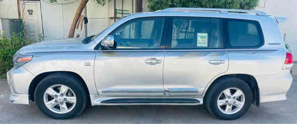 لاندكروز11 ستينية  8 سلندر 5700 رقم بغدادبسمي بيها مكانات صبغ واضح والسونركلشي موضح السعر 285اتصل وتدلل مكان السيارة بغداد حي القاهرة *********** بغداد
