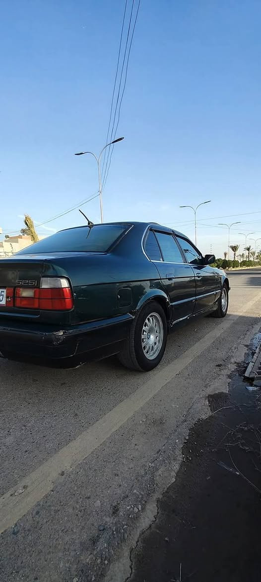 السلام عليكم بي ام 
525كبس 
كير عادي 
محرك شرط 
تخم جديد 
تخم تاير جديد 
مصبوغه جمالي 
يردلها اشويه ترتيب 
السعر 35او بيها مجال للطيبين
***********
