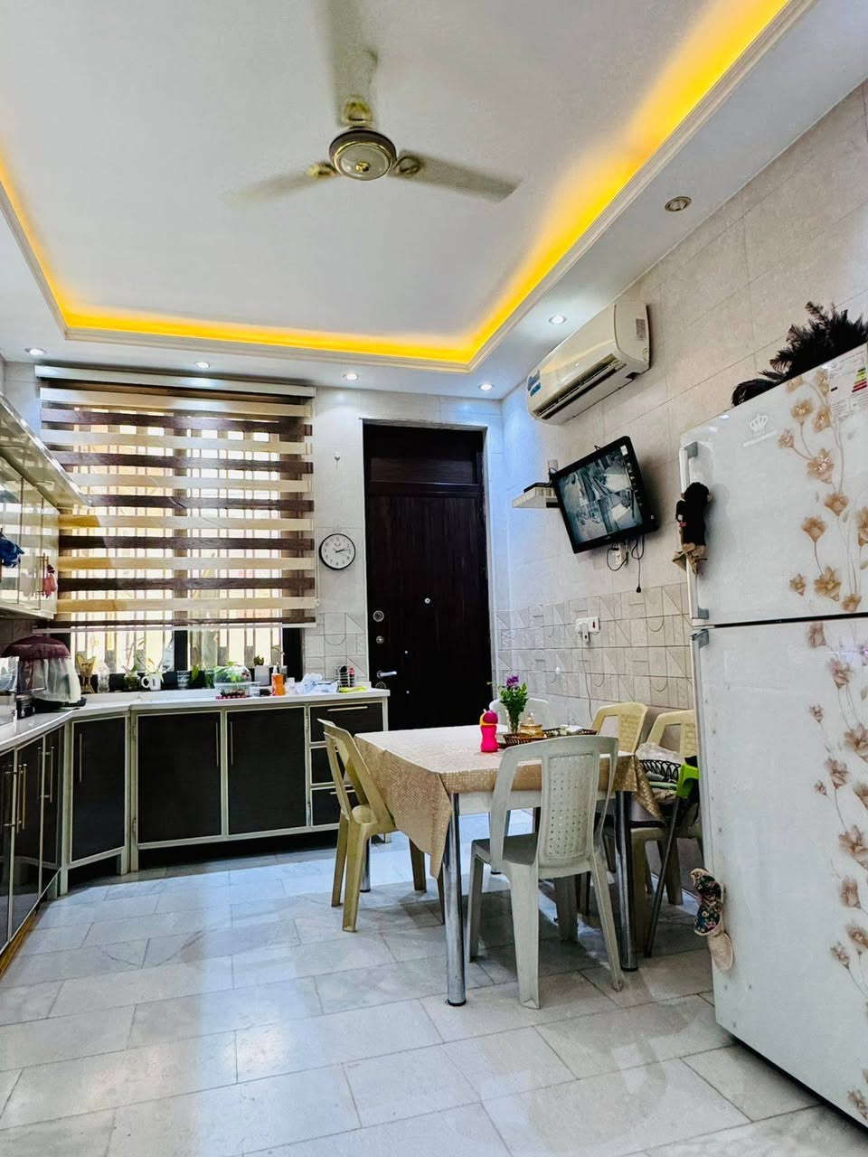 دار للبيع طابو صرف

المساحه ٢٠٠ متر

طابقين ٥ غرف نوم

وصاله وهول ومطبخ ومجمع صحيات عدد ٢

وكراج سياره وحديقه

بناء حديث ٢٠٢٣

باسم شخص واحد

العنوان/ كرامة المهندسين اولى

***********
***********

او مراجعة مكتبنا شارع ٤٠  مقابيل حلويات السمؤال
