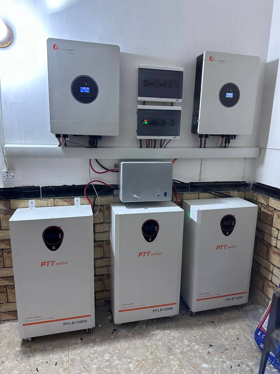 اليوم الجمعة الموافق 09/01/2026
تم بعون الله إكمال نصب وتشغيل منظومة للطاقة الشمسية في قضاء #مندلي
تجهز 52 أمبير نهارا  50 أمبير ليلا وتتكون المنظومة من:-
1-ألواح شمسية عدد 26  قدرة اللوح الواحد 620 واط
2- بطارية نوع ليثيوم عدد 3 قدرة البطارية 15 كيلو واط
3- أنفيرتر عدد2  قدرة الأنفيرتر 8 كيلو واط
4- بورد خاص بالمنظومة متكامل الحماية
5- هيكل حديد مغلون مقاوم للصدا

#ملاحظه: لانعمل ببطاريات التجميع الرديئة. 

بإدارة عمر ياسين 
وحسن سالم
للأستفسار أكثر الأتصال او مراسلة الأرقام  التالية. ‏
0771 206 0460  
***********
