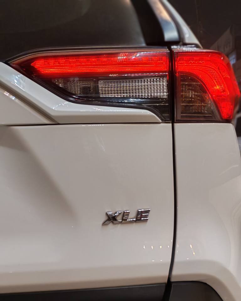 السلام عليكم... راف فور موديل ٢٠٢٠ وراد امريكي ماشيا ٥٢ الف ميل يعني تطلع بالكيلو ٨٣ الف كيلو وقابله للزياده رقم بغداد بسمي السياره فول مواصفات XLE بريميوم ياباني اصلي بانزين محرك ٢٥٠٠ على البانزين العادي ومتصرف اقتصاديه كلش مواصفاتها جلد لونين ابيض ورصاصي بلادي وداخل لونين كشن كهرباء الساءق سلايت روف بصمة تشغيل وابواب دخول ذكي فقط باللمس مع التقفيل صندوك كهرباء شفط هند بريك كهرباء اوتو  واوتو هولد ومودات قياده لايت زنون بلادي ٣ عدسات وبلاجكتور ايضا زنون بك لايت لد ويل ١٩ بريميوم رادار امامي وجوانب ونقطه عميه وتحديد مسار مانع تصادم تبريد مناخي منفصل امامي مع تبريد خلفي ومخارج ٤ شحن تلفون مع مخارج يواسبي وشحن شاحنه جام ملون بلاد ومواصفات اخرى كثيره غير متواجده ابعض الموديلات..
حادث السياره جاملغ وبنيد تبديل بلاديات  ومصبوغات صور الحادث والسونات ورقم الشاصي كله مرفق بالصور حادثها حلو راح تشف بلاستكات المكسره والايت ايرباك استيرن فقط فقط..
سياره جاهزه وحلوه ومناقصها اي شي وكلشي مكفول من محرك وكير ممفتوحات.. 
السعر ١٩٠ ورقه
 يعني تطلع بالعراقي على سوك اليوم ٢٧٧٠٠٠٠٠ سبعه وعشرين مليون وسبعميه   
مكاني بغداد حي الجهاد رقمي *********** وتساب والكورك ***********
مع تحياتي للاداره بغداد, العراق
