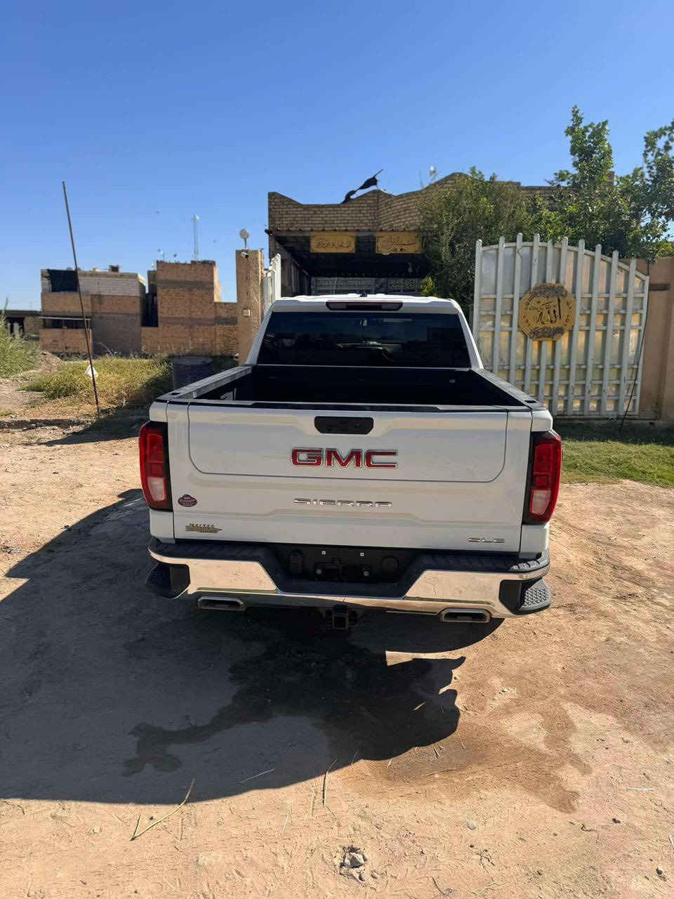 السلام عليكم 
لبيع جمسي سيرا وارد امريكي حادثها الباب السايق ماشية ٤٥سيارة جديدة لون ابيض صور الحادث موجودة بلمنشور التواصل على الرقم ***********
