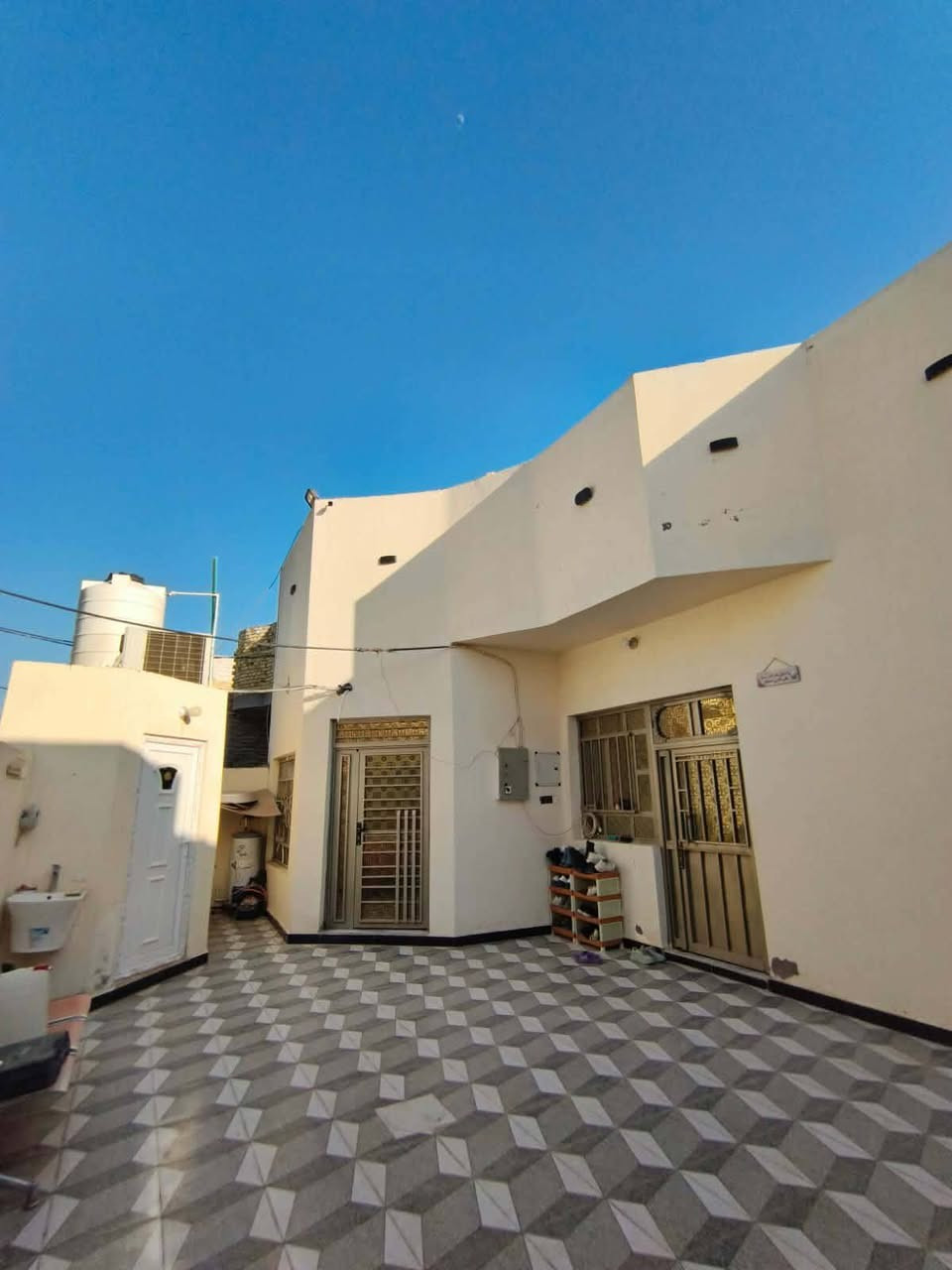 السلام عليكم بيت للبيع المساحه 250 الوجه 12ونص نزال 20 البيت يحتوي الطابق الاول على غرفتين صاله كبيره مطبخ حار وبارد استقبال مستقل صحيات خارجيه وداخليه الطابق الثاني غرفتين و صاله موقع حي الامير قرب المدارس قريب الفوج قريب مدرسه المنار الاهليه خلف مجمع ركن المدارس مجمع ابو اركان بلفرع اول ماتدخل للفرع
***********
