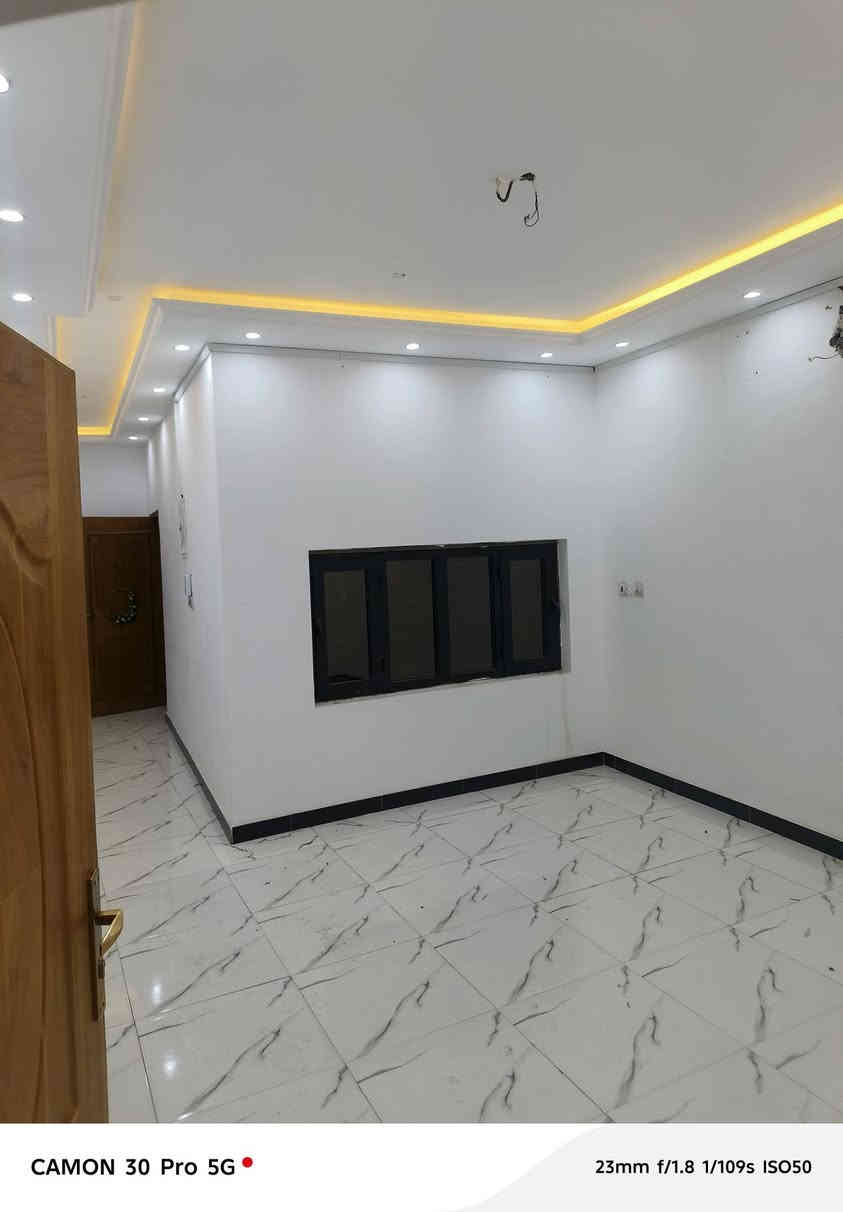 #للايجار 

شقه طابق ثاني بناء حديث  في الجنينه
 مساحه 200م تحتوي 
على 3غرف استقبال صاله مطبخ صحيات 
***********
***********
المهيمن للاستثمار العقاري
