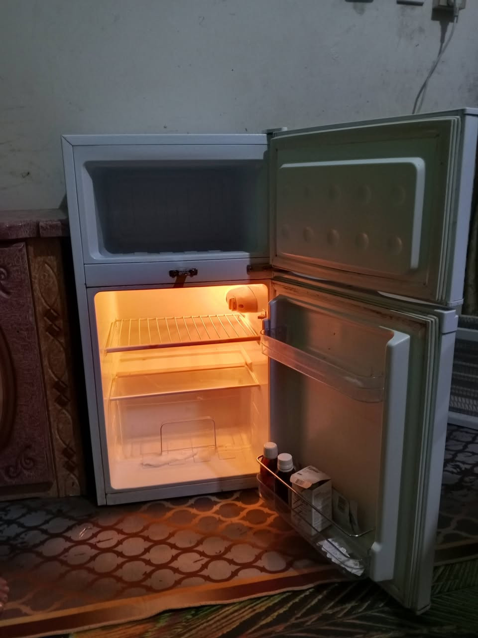 ثلاجه للبيع السعر 125 وبيها مجال المكان ناصريه اسكان الصناعي ***********
