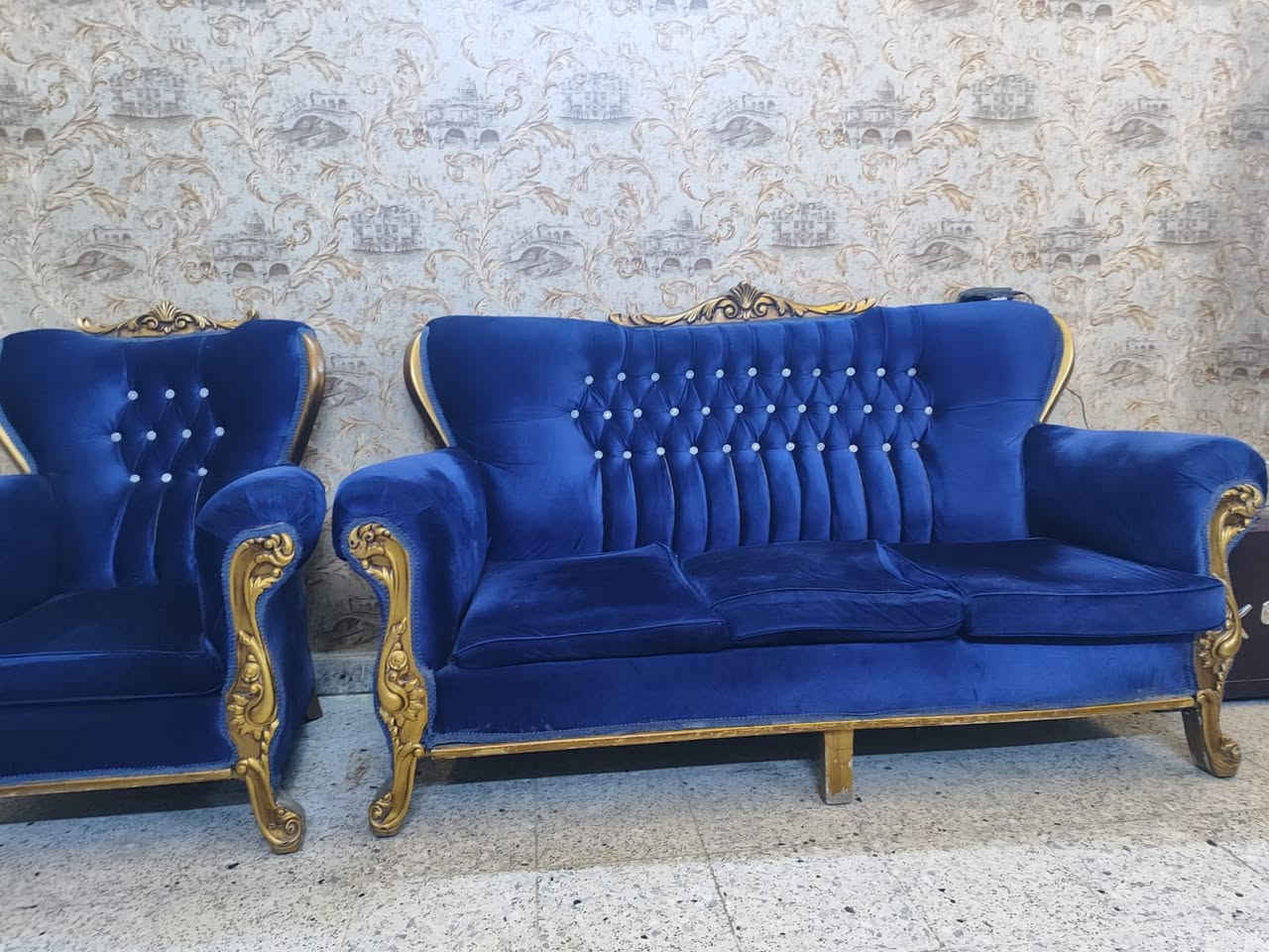 السلام عليكم تخم ١٠ مقاعد 
نضيف جدا سعر ٤٠٠ 
مكاني طريق ابو غريب القديم قرب كلية الطب البيطري
***********
