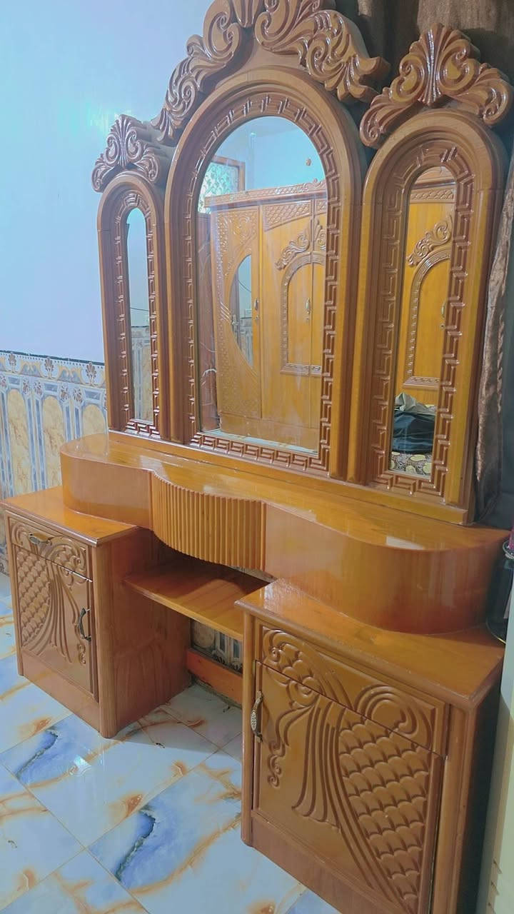 السلام عليكم 
غرفه خشب صاج للبيع مكان كربلاء نضيفه مثل الصور 
السعر 600 بيها مجال قليل 
***********
