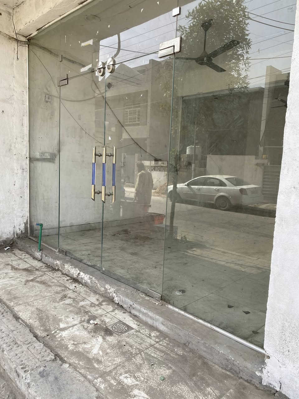 السلام عليكم جام خانه محل للبيع وحده قيااسها٤*٢٨٠والثانيه قياسها٣*٢٨٠مكاني بغداد  وهذا رقمي ***********
