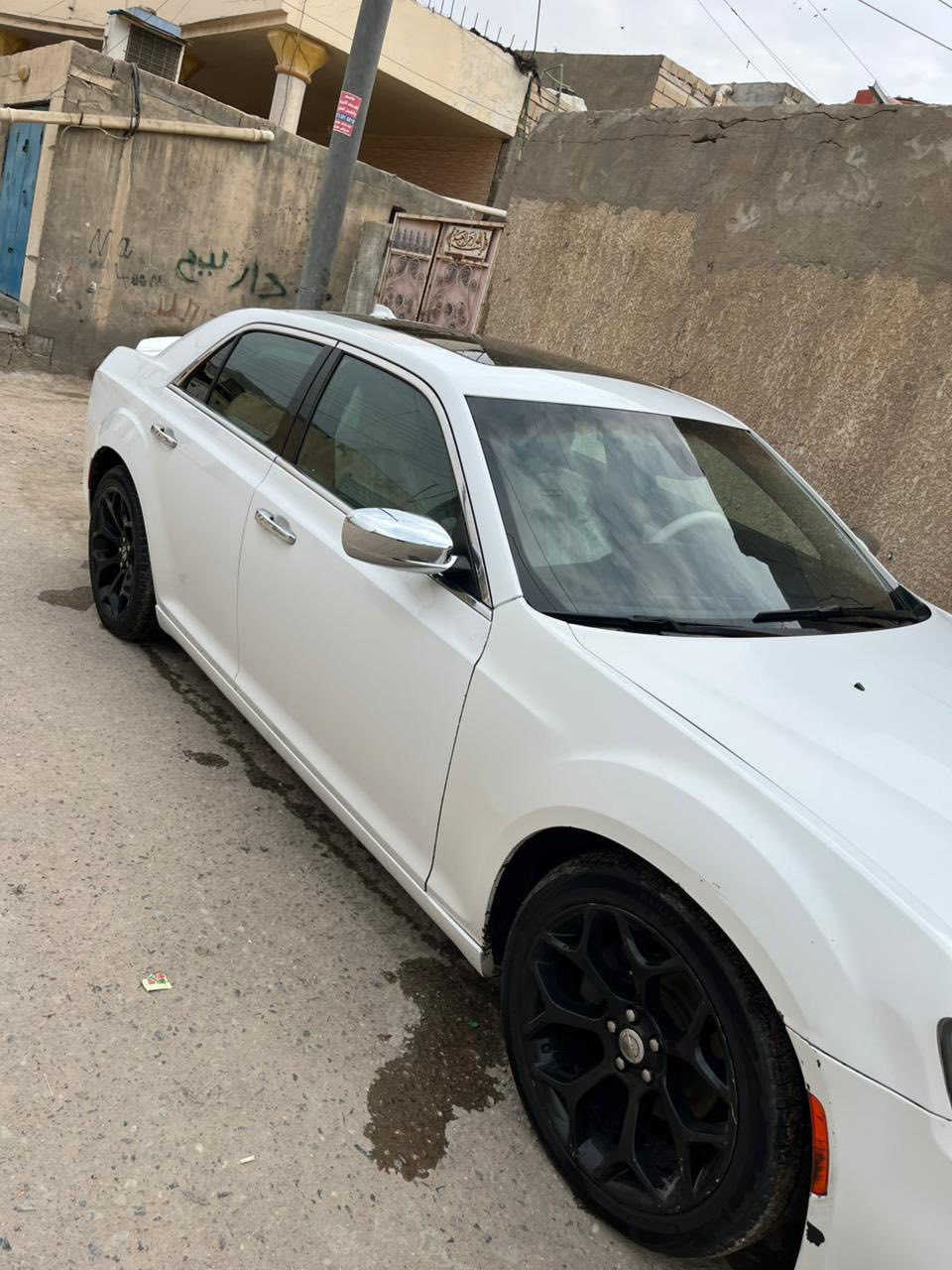 السلام عليكم اوباما ١٦ معلايه ٢٠. سكلايزر  300c. حادث موجود ب الصورا و السونار موجود السياره فول اخر فه السياره جديده كلش و مال بيت ما متعوبا  السعر ١٨٠. مكان البصره.   انه مكلف ب النشر  ***********
