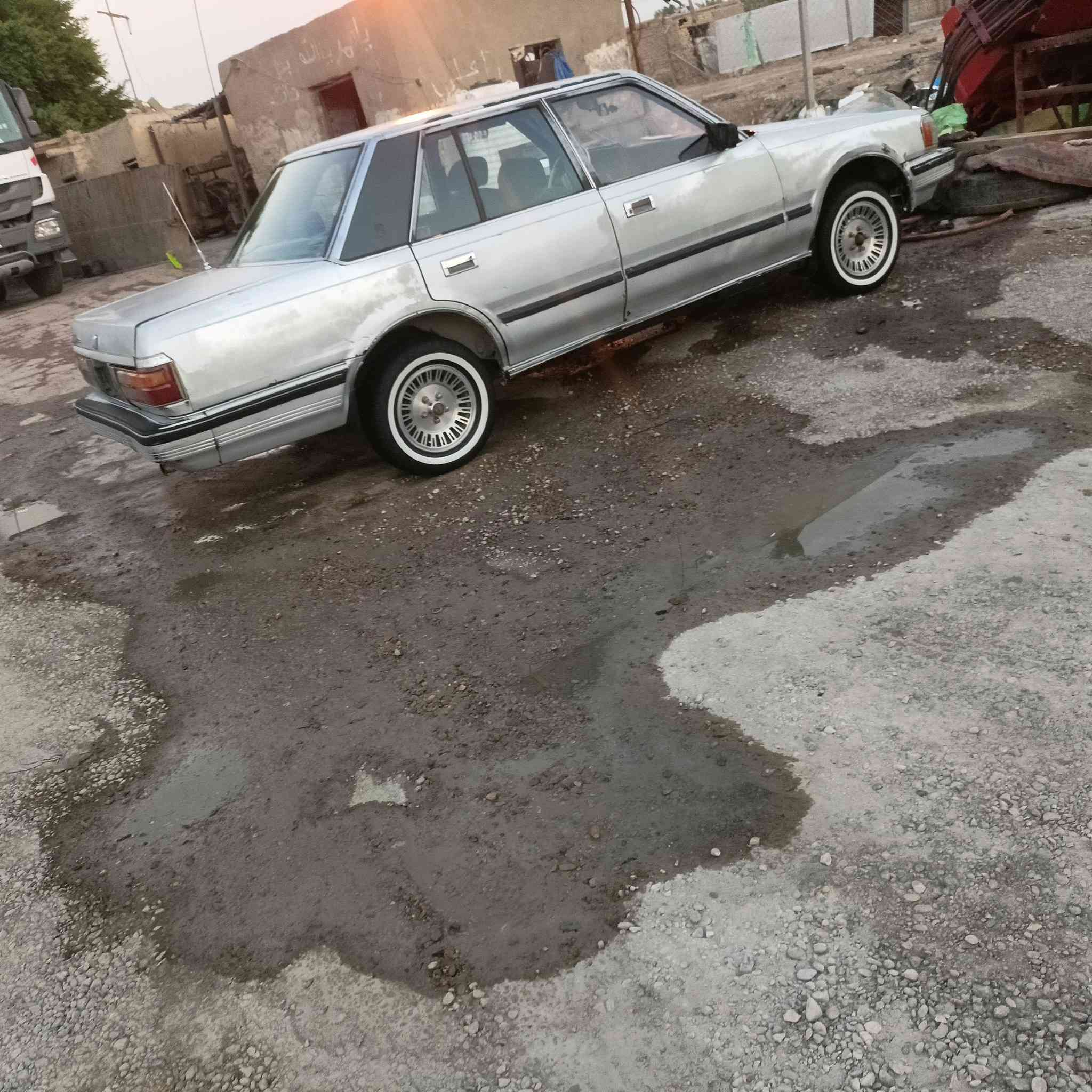 السلام عليكم سوبر 85للبيع كير ومكينه ثنين ونص اكسن سيدان حداديه جديده رقم بغداد انكليزي عارظه 40وبيه مجال والشراي بي خير ويدلل ***********
