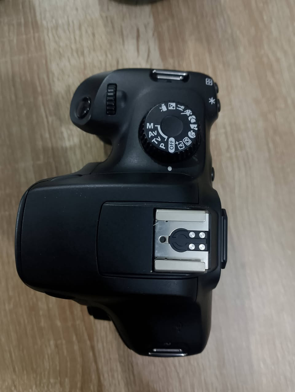 كانون EOS 4000D     | يوجد توصيل |

المواصفات 
1. الدقة 18 ميگا بكسل 
2. الايزو 6400 قابل للتوسعه 12.200 
3. البطارية تنطيك 500 صورة بالشحنة الوحده
4. المستشعر ABS - C
5. دقة الشاشة 230 الف نقطة 
6. اوتو فوكس 9 نقاط 
7. سنة الاصدار 2018 
8. الكامره تدعم الواي فاي لنقل الصور 
ويوجد تطبيق خاص بالكامره 
9.العدسة 18 - 55 الاصدار الثالث III
فتحة العدسة 3.5 
مع غطاء العدسة الخارجي للحماية 

تصوير الفيديو : 
على 24 فريم تنطيك 1080
على 30 فريم تنطيك 1080
على 60 فريم تنطيك 720
تنطيك تصوير مستمر ل 30 دقيقة 
مع امكانية التحكم بتعريض الفيديو ايزو شاتر فتحة عدسة الخ..

والشاحنة الاصلية موجوده مع كيبل الشحن 
اضافة الى الهود والحقيبة ورام 32 وحزام الكتف 
النظافة 95% اذا مو 100% 

الاستخدام : الكامره اشتريتها بتاريخ 2026/4/20
وما صورت بيها الا تصوير شخصي + تخرج اخوي فقط يعني شترها ما عابر ال 10K 

:::: السعر :-       260 ألف وبي مجال بسيط    :::::::
أو مراوس كانون
1200D
650D
600D
550D
100D
60D
(( أي وحده عندك من هذني اراوس وياها ))
والتوصيل عليه وين ما جنت بالعراق

اذا تحب تتواصل على الواتساب : ***********
