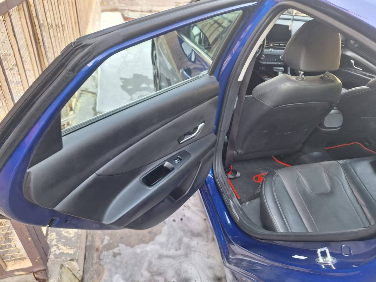 سلام عليكم
النترا 2023 وارد امريكي 
فول مواصفات للاخير 1/1
ماشيه 60 الف
مكينة 2000  دوش 
بصمه 
فتحه سقف
حساس امامي خلفي 
5 ويل كب 
سيارة جديده
السعر 150 ورقه
مكاني البلديات رقم صاحب السياره ***********
