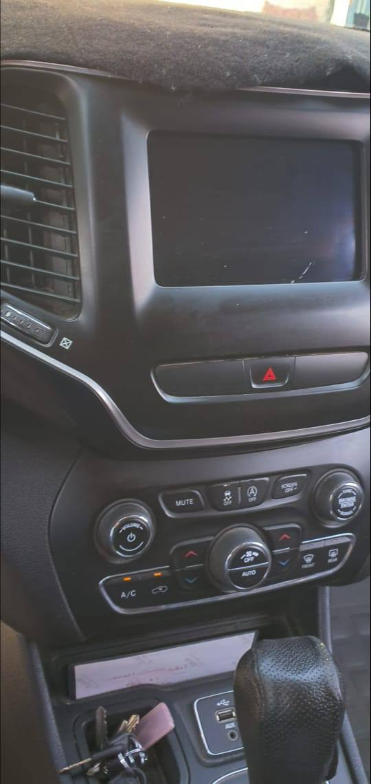 السلام عليكم ورحمة الله
Jeep Cherokee
جيب شيروكي بزون موديل 19
محرك 2400 جاهزه للأخير 
بصمه وتشغيل عن بعد ودخول ذكيSmart Key
مرايات كهرب تحكمات ستيرن وتحديد سرعه
صندوگ بصمه
كامره خلفيه
گير ومحرك شرط
سنويه بأسمي
وكابون بانزين الحديث
حادثها نص بونيد وجاملغ يمين 
السياره جاهزه ونضيفه
السعر 145 وبيها مجال بسيط
*********** موصل, نينوى
