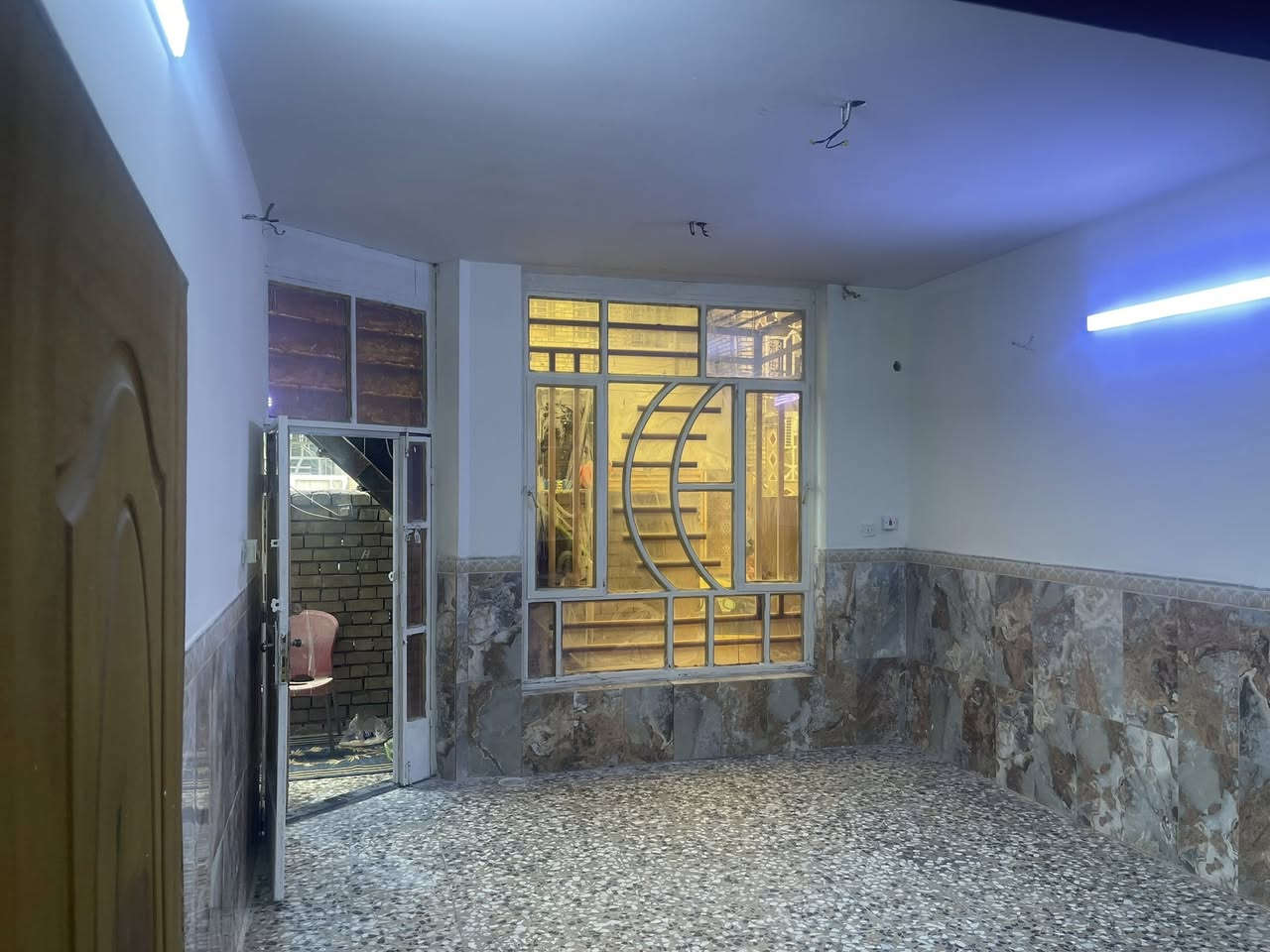 من رخصة الادمن
بيت للإيجار مساحة 125 م البلديات المضمار شارع الحشد 

استقبال مطبخ صالة كبيرة غرفة نوم حمام للاستفسار الاتصال أو واتساب ***********
