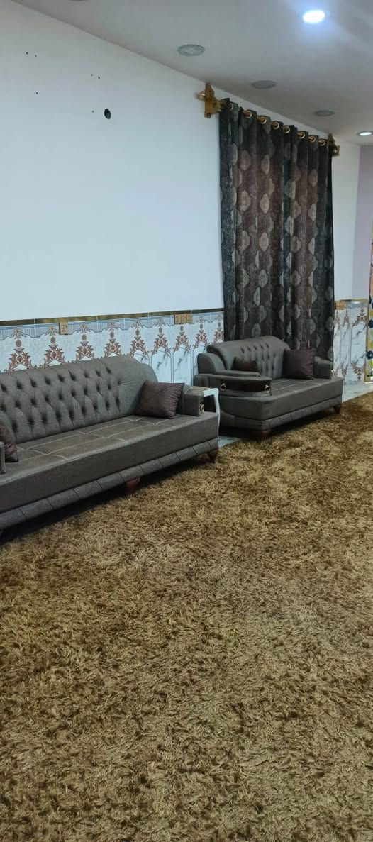 البيت : البناء طابوق السقف صب مسلح الارضية كاشي الجدران سيراميك ( ٣ غرف نوم + هول + مطبخ + استقبال + بيتونه + طارمه كبيرة و حديقه + صحيات داخلية و خارجية...
المشتمل : غرفة نوم + هول + مطبخ + صحيات داخلية و خارجية + مخزن صغير ... ملبوخ و كامل و السقف ساندويش 

ترك داير ما داير البيت بيتونه و ستارة كاملات 
البيت ما ناقصه شي... يبعد عن الشارع العام تقريبا ٥٠٠ متر 
و مرقم و كامل للتفاصيل اكثر الاتصال بالرقم ***********
