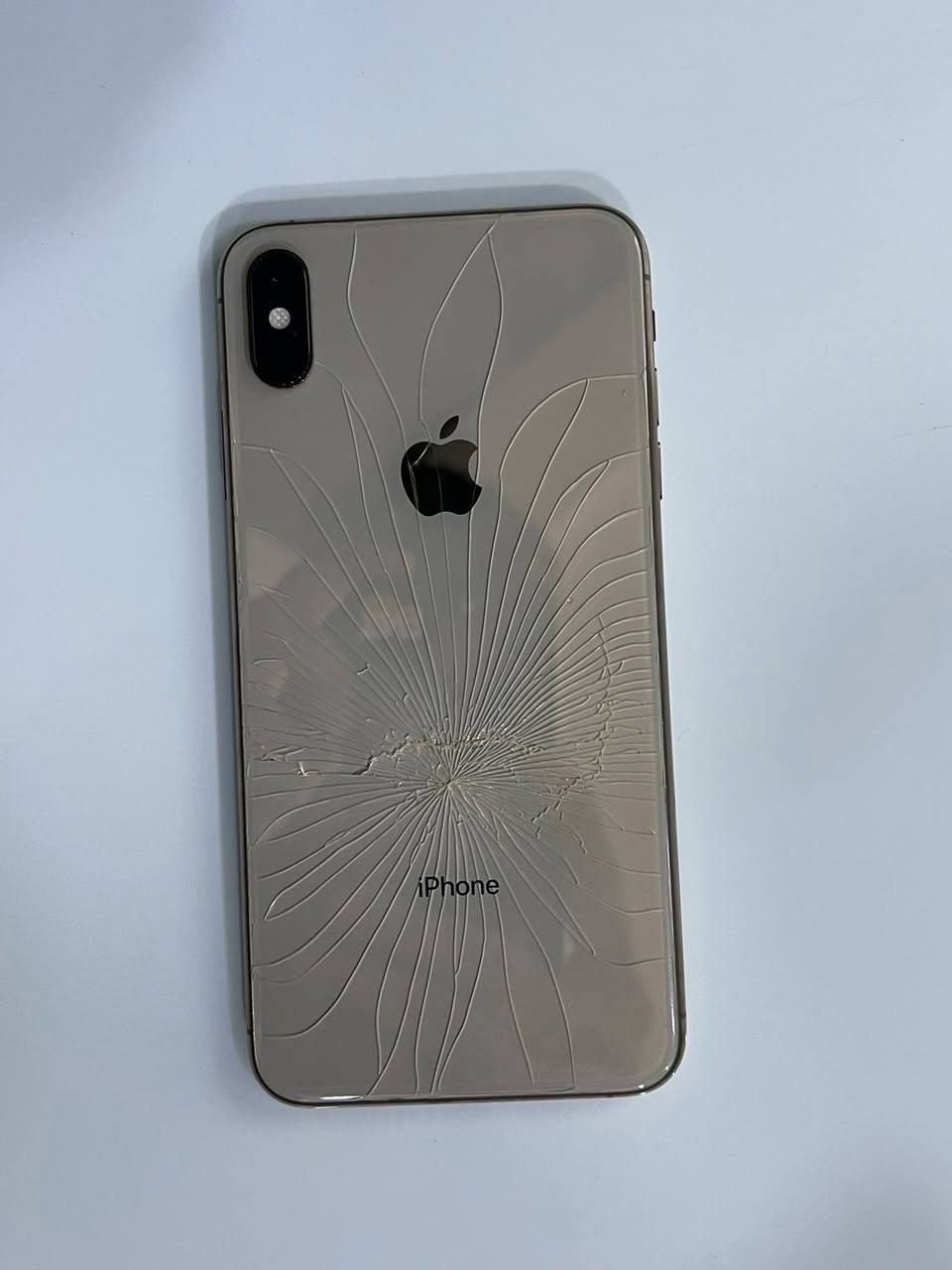 السلام عليكم أيفون X max للبيع 
ذاكره 256 بطاريه 79 بلاديه الضهر مكسور مثل ما موضح بالصوره واكو خط بالشاشه 
للأستفسار مراسله خاص او الاتصال 
***********
