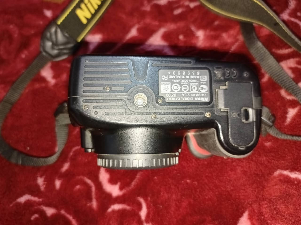 نيكون 3100 مع عدسة 18_55 للبيع 250 الف المكان بغداد للاتصال ***********
