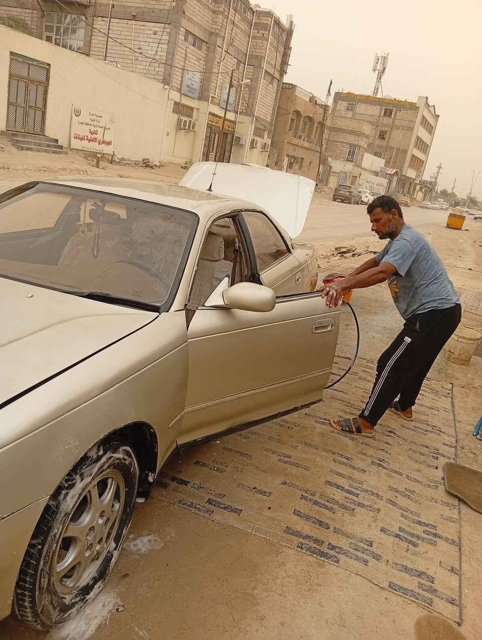 سلام عليكم سياره مارك نفخ كصه جنطه فقط  رقم بصره نكليزي مكينه 2ونص سعر45 وبيه مجال رقم الهاتف فقط واتساب ***********
