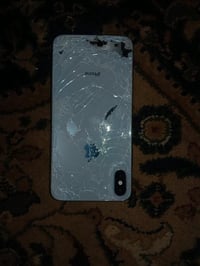 ايفون xs max ذاكرة256 بطاريه75 ضهره مكسور والشاشه الجهاز مامفتوح وكلشي...