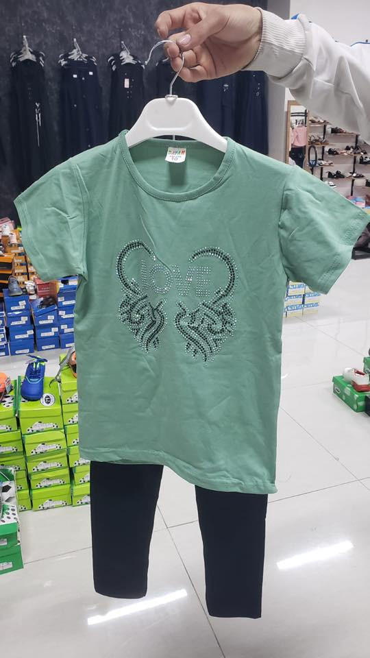 السلام عليكم للبيع جملة متوفر بجامة بناتي ولادي تركي الوان كثيرة وطرحات قطن من ٢ سنة إلى ١٤ سنة العدد ٢٠٠٠ قطّعه تقريبا قياسات ستندر غير معروض *********** وتس موجود
