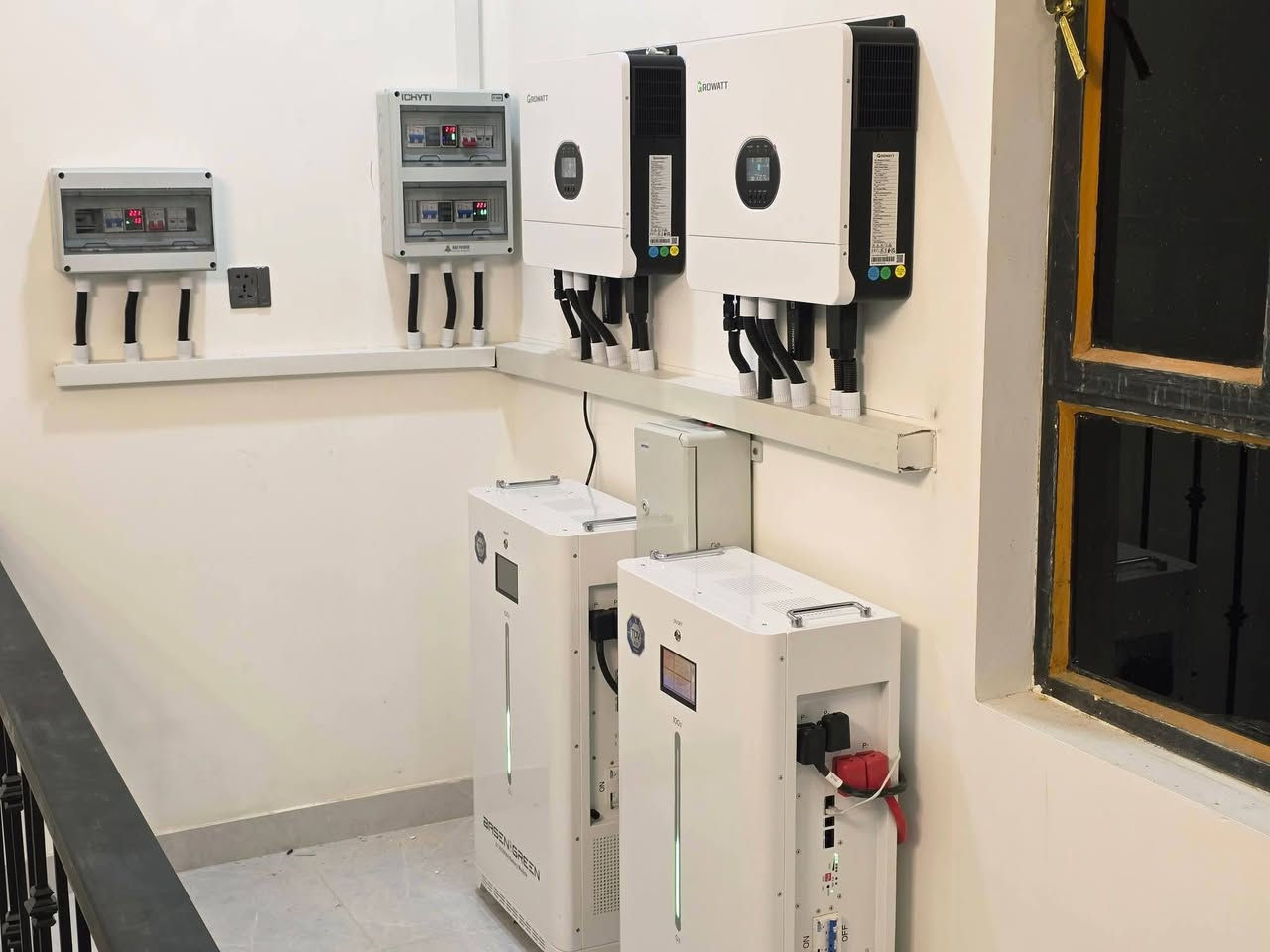 قامت شركة الجزيرة للطاقه الشمسية بتركيب منضومة طاقة شمسية بقدرة ٣٥ امبير ليلي نهاري في محافظه بغداد منطقه حي الفرات وتم استخدام احدث الاجهزة والاقوى في الاسواق العراقي
1-بطاريات بيسن كرين حجم ١٦ كيلو واط عدد ٢ بضمان هو الاقوى في العراق لمده ١٠ سنوات 

٢-انفيرتر كرواط حجم ٦ كيلو واط عدد ٢ اي مجموع ١٢ كيلو واط وبضمان ٢ سنه 

٣-الواح لونجي ٦٢٠ واط عدد ١٦ لوح وبضمان لمده ١٥ سنه لونجي الشركه الاولى في العراق من حيث استخدام الالواح الخاصه بها 

٤- استخدام نظام ATS حديث وذات امان عالي لنظام Ac  وكذالك لنظام DC وحديد مغلون حجم ٢ ملم ضد الصدا 

تم ذالك بواسطه كوادر شركة الجزيرة للطاقة الشمسية  ذات معاير ومقايس هندسيه عاليه وجوده عاليه في العمل للاستفسار والتواصل الاتصال على الارقام التالية

م. معين ***********
م. زيد    ***********
م.ويدل  ***********
