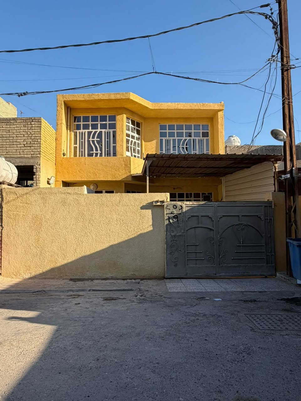 ‏السلام عليكم
‏بيت للبيع المساحة 150 متر واجهة ٧٢٥٠ نزال ٢١٥٠٠ الموقع بداية البستان قرب الاسالة الماء 
يحتوي البيت على استقبال و مطبخ و غرف ثنين و مطبخ حار الطابق الثاني يحتوي على ثنين غرف مع حمام للعلم البناء حديث ٢٠١٧
للتواصل ومعرفة السعر ***********
