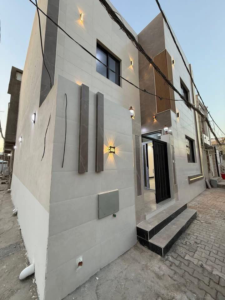 بيت في حي السلام 100مربعه و ركن 

موقع مميز جداً و تفاصيل البناء روعه

تحتوي على 4غرف نوم  

الطابق الاول يحتوي على : صاله مفتوحه على الاستقبال و مطبخ و غرفه نوم و اثنان مجمعات صحيه في الداخل والخارج

الطابق الثاني يحتوي على 3غرف نوم و صاله و مجمع صحي 

للاستفسار اكثر التواصل على الارقام الموجوده يتوفر وتساب ***********
