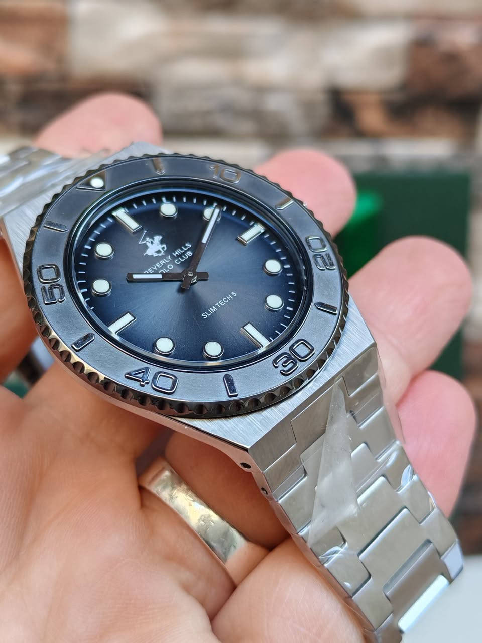 بسمِ الله ، والصَّلاة والسَّلامِ عَلَىٰ رَسُولِ اللهِ  ﷺ.🌿
#مــزاااااد
ساعة #بيفرلي_هيلز_بولو الأصلية ☑️
ساعة رجالية من طراز Beverly Hills Polo Club BH-BP3714X.350 Slim Tech 5. تنتمي هذه الساعة إلى مجموعة "Quartz Slim" ، وتتميز بتصميمها النحيف والأنيق المستوحى من ساعات الغوص العتيقة. 
تأتي الساعة بقطر هيكل يبلغ حوالي 40-41 ملم، وتتميز بإطار خارجي (Bezel) مزخرف بأرقام، مما يمنحها مظهراً رياضياً وكلاسيكياً في آن واحد، ويجعلها ملائمة لمختلف المناسبات اليومية.😍

#يبدأ المزاد من 10$ والرفعة أقل شيء 10$
 والسوم بالدولار$
#المزاد #عرض و #سوم و #طلب وأمر البيع طيب بأذن الله تعالىٰ 

#يبدأ من الآن و #ينتهي يوم غدٍ إن شاء الله الساعة الثالثة و 45 دقيقة مساءً. 

 ☑️ للأعتماد أولاً : أرسال العنوان الكامل ورقم التلفون .

والتوفيق من الله للجميع 🤲
🔹BEVERLY HILLS POLO CLUB 🔹

🔴 المواصفات :
▫️الموديل: BP3714X.350.
▫️آلية الحركة: كوارتز يابانية لضمان دقة عالية في ضبط الوقت.
▫️الهيكل والسوار: مصنوعان من الفولاذ المقاوم للصدأ (Stainless Steel) عالي الجودة لضمان المتانة.
▫️الميناء: ميناء أسود بسيط يتميز بعقارب ومؤشرات مضيئة (Luminescent) لتسهيل القراءة في الظلام، مع شعار العلامة التجارية الشهير (لاعب البولو).
▫️الزجاج: زجاج معدني (Mineral Glass) مطلي بطبقة من الياقوت (Sapphire coating) لزيادة المقاومة ضد الخدوش.
▫️مقاومة الماء: تصل إلى 50 متراً (5 بار)، مما يجعلها مناسبة للاستخدام اليومي مثل غسل اليدين أو الاستحمام.
▫️تتميز بتصميمها النحيف والأنيق المستوحى من ساعات الغوص العتيقة.
▫️تأتي الساعة بقطر هيكل يبلغ حوالي 40-41 ملم
▫️تتميز بإطار خارجي (Bezel) مزخرف بأرقام، مما يمنحها مظهراً رياضياً وكلاسيكياً في آن واحد. 

🔹الحاله جديدة  لك😍

وتكدرون تبحثون على تفاصيلها أكثر 🌹
 
🔸 تأتي مع العلبة الاصلية، والضمان، والعلاكة الخاصة ✅

🚖 يوجد توصيل الى جميع محافظات عراقنا الحبيب 🚖


**إذا كنت صاحب هذا الإعلان وتريد حذفه لأي سبب، رجاءا أرسل رسالة إلى الدعم الفني**