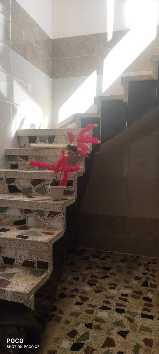 #عروض #مكتب #الثقة # للعقار #
#تجدون #كل #ماهوا #جديد #ومميز #لدى #مكتبنا

🌟 فرصة مميزة لامتلاك بيت أحلامك! 

📍 الموقع: حي التعليم العالي_ التعليم الثانية
                     سند طابو الزهور

📐 المساحة: 175 م² ويمها ارض [125]متر

🏛️ الواجهة: [7] للبيت والأرض اليمها [5]
مجموع الكلي ٣٠٠ متر

🛏️ عدد الغرف: [٤] غرفة نوم 

🚿 عدد الحمامات: [2] حمام/ تواليت عدد[2]

🛋️ تفاصيل إضافية:

▫️ صالة واسعة وهول

▫️ مطبخ

▫️ / كراج / حديقة

▫️ نوع البناء: [حديث وزيرو]

🏗️ عدد الطوابق: [ طابق ونصف]

📶 الخدمات:

✔️ ماء

✔️ كهرباء 

💰 السعر يذكر عنده الاتصال او مرجعة 

       # مكتب # الثقة # للعقار#

🔴نستقبل كافة العروض العقارية في مناطق الموصل 

🔴سكني تجاري زراعي 

📞 للاستفسار اكثر المراسلة على الخاص او الاتصال على الأرقام التالية 
*********** 
***********
