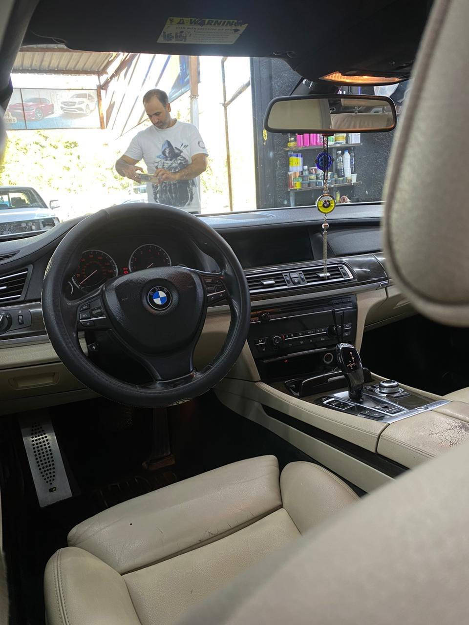 السلام عليكم BMWادوات مكفولة
⸻
ادوات ادوات 
🚘 للبيع BMW 740Li 🚘
الموديل: 2012 – وارد ياباني
المحرك: توين تيربو
الحالة: نظيف جداً – استخدام شخصي

✨ المواصفات:
 • فول مواصفات كاملة
 • تحكم ستيرن
 • شاشات LED
 • فتحة سقف
 • كشنات كهربائية مع تبريد أمامي وخلفي
 • تحديد مسار
 • مثبت سرعة
 • تخم إطارات جديد
 • حدادية كاملة + صدر جديد

📍 الموقع: البصرة
📞 للتواصل: ***********
