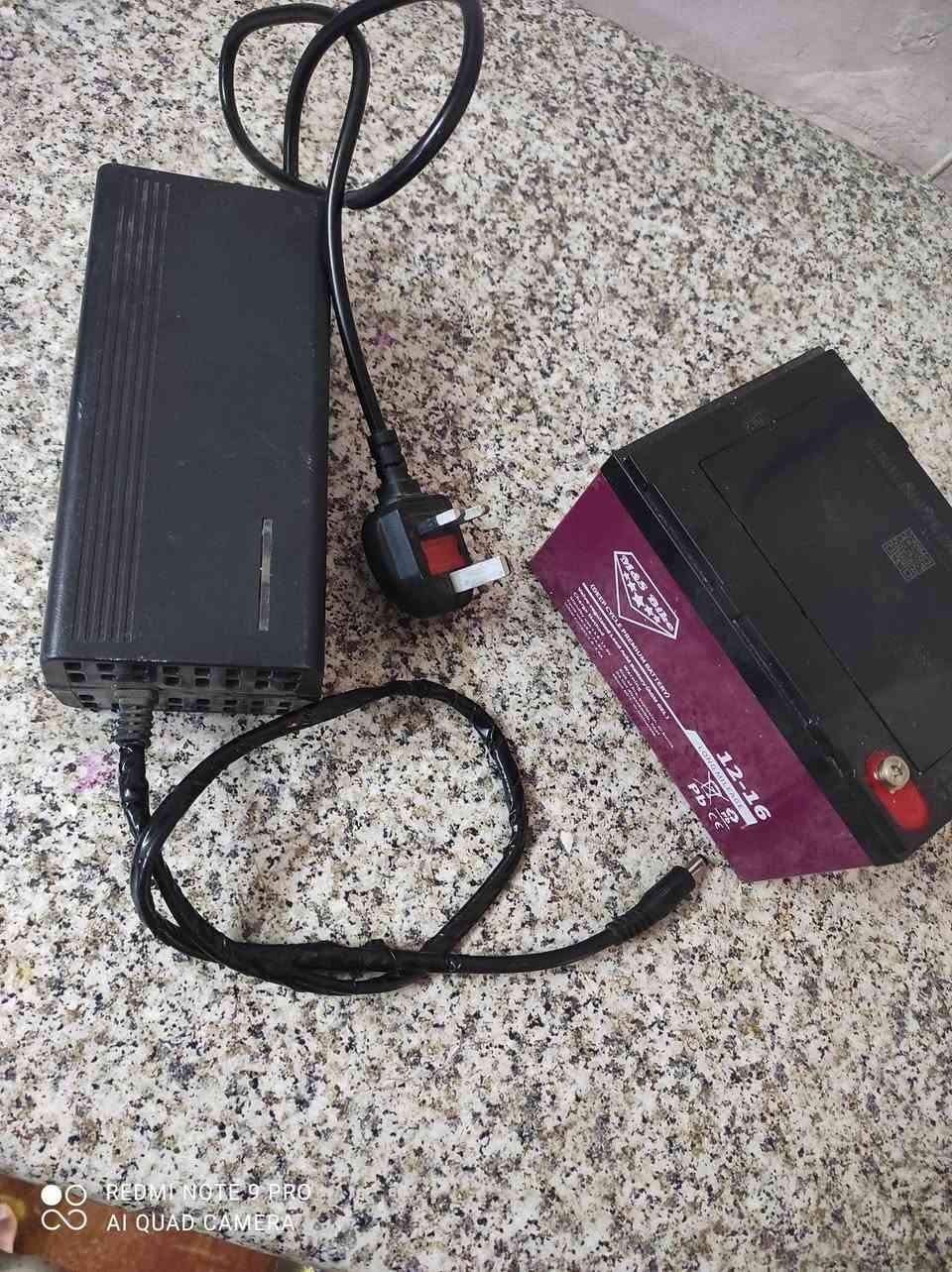 بطاريه 12v مع شاحنه 12v للبيع السعر 35 الف /عنوان كركوك ***********
