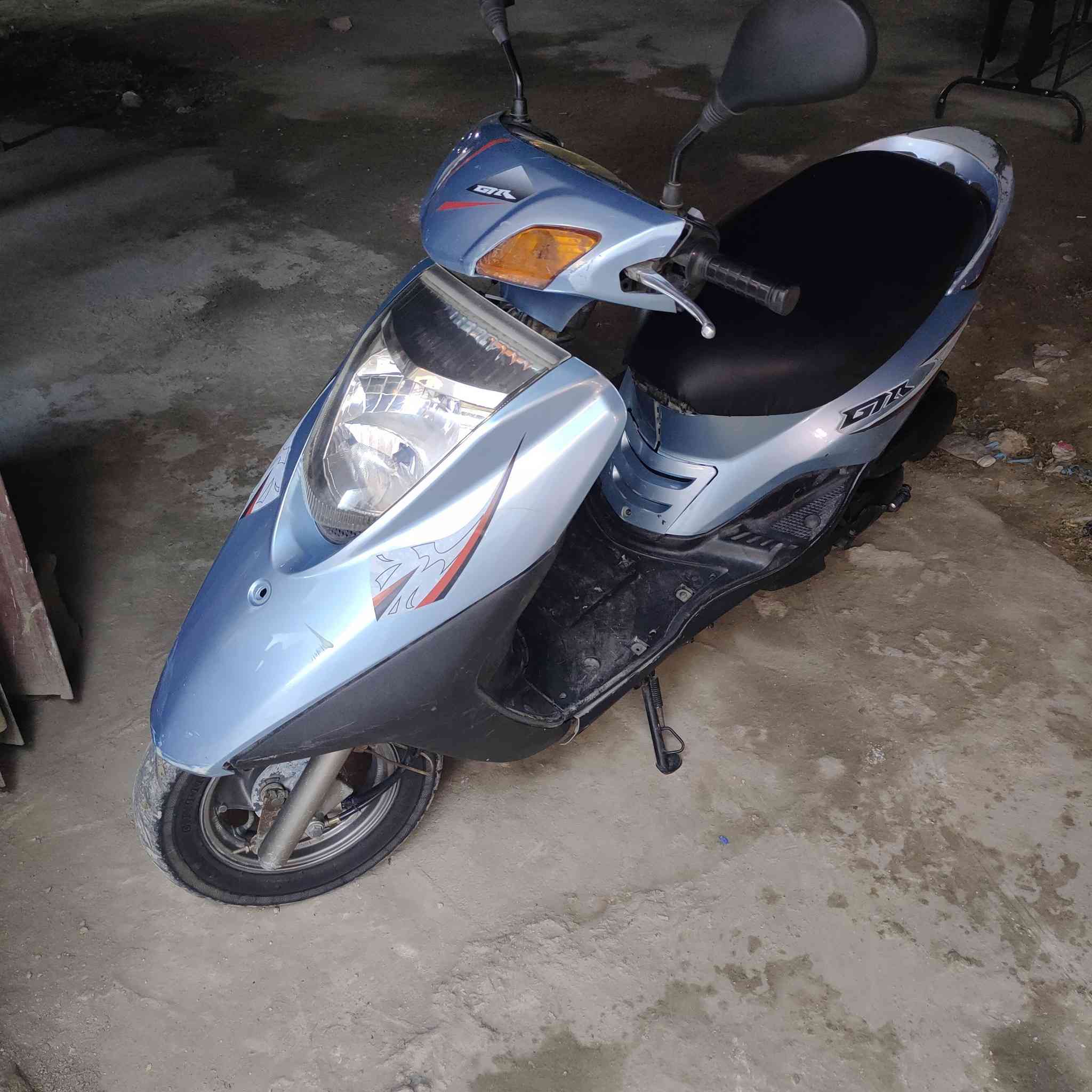 السلام عليكم دراجه بريز وكل شي بيها شغال سلف نكره والهندر و دراجه خير من الله نضيفه والمكينه نضيفه وما مفتوحه مكاني بغداد الكاضمية *********** السعر750وبيها مجال ..
