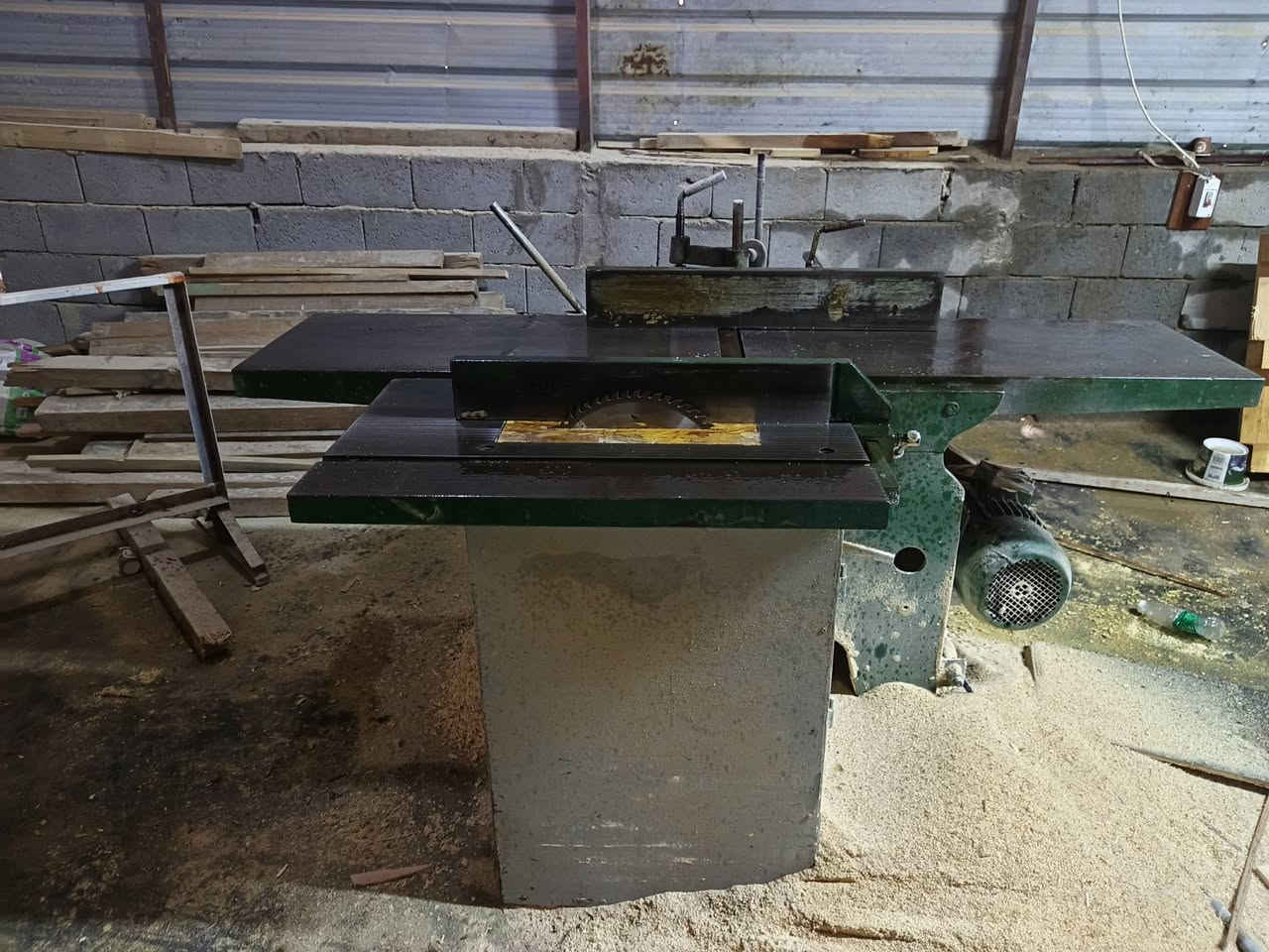 سلام شباب محل نجاره للبيع مثل ماوضح بصوره للاستفسار رقم صاحب المحل ***********
