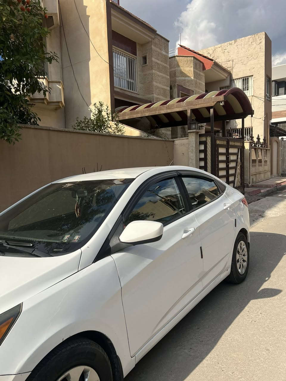 سيارة اكسنت للبيع موديل 16 
امريكي محرك 16 gdi 
تحكم ستيرن جهتين 
رقم نينوى
 ضررها جاملغ وباب ودوسه وشبر من باب النفر بجهة السايق وبيها 4 رصعات بلسقف مال شحن
كير ومحرك بشرط لا صرف لا نفخ
سعرها 95 وبيها مجال
مكاني الموصل حي النور 
***********
*********** واتس
