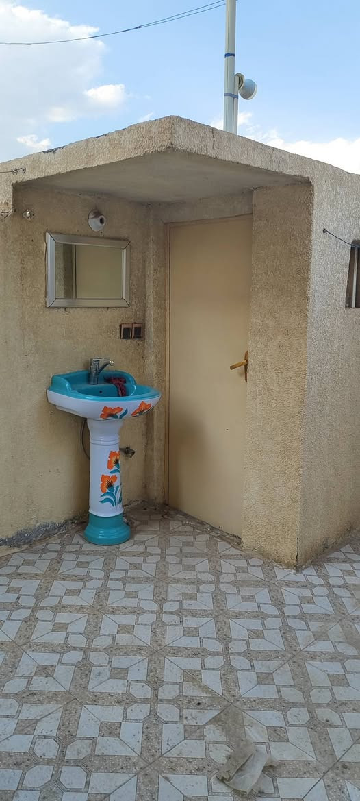 بيت طابقين 200م للبيع فقط مكاتبة في أبي غرق حي البتول بالقرب من حسينية ام البنين يبعد عن شارع حلة،كربلاء حوالي 50م موقع مميز..البناء نظيف جداً كهرباء وماء بصورة رسمية..فيه معاملة تطويب عند الدولة مستقبلاً..يتكون من:-
غرفتين نوم،مطبخ حار وبارد،صالة، استقبال،صحيات داخلية وخارجية.. للاستفسار الاتصال على الارقام التاليه:-
***********
***********..واتس ٱب
