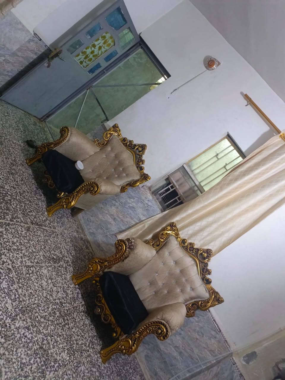 السلام عليكم بيت بمنطقة الاصلاح الزراعي شارع الجزيرة القديم  قرب مولدة نوري 
المساحة 110 متر مربع 
يحتوي على صالة واستقبال وغرفة نوم ومطبخ بارد ومطبخ حار بمساحات كبيرة وحمام عدد 3 وطرمه خارجيه جاهز للسكن 
للاستفسار والتواصل الاتصال على الرقم *********** علما ان الرقم يحتوي على واتساب 
السعر 35 مليون وبي مجال
