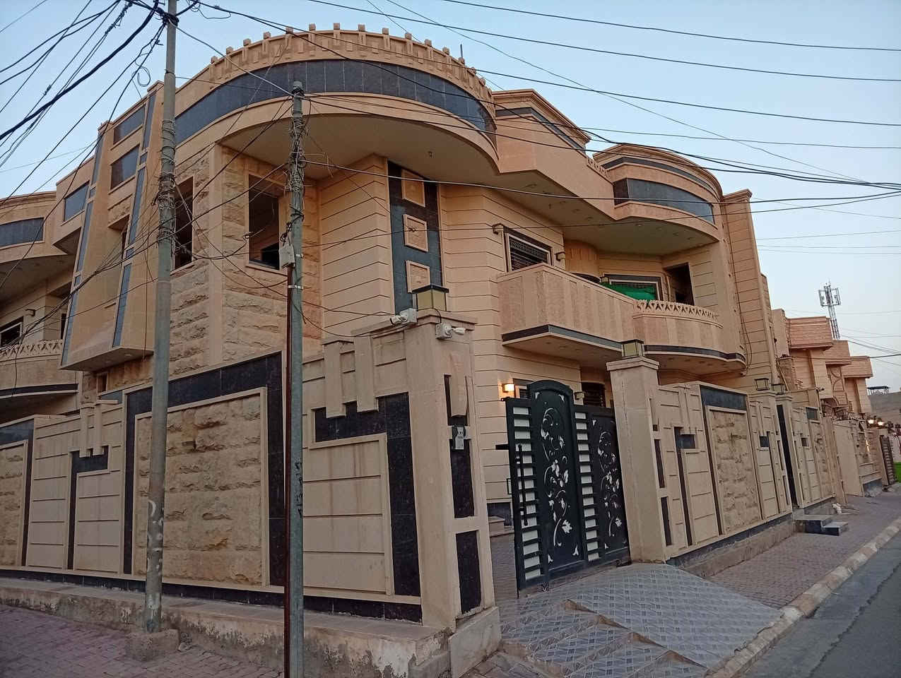 🏠 #ڤيلا** #للبيع🏠 
 #تكريت/ حي(#الزهور)
#قرب 🏥مستشفى الزهور الأهلية 
#مساحـــة320متر 
#ركن ع شارعين 
( محتويات الدار)
واجهه حجر حلان+ غرف نوم عدد5+صحيات عدد 4+ سحب مودرن جبس بورد +ابواب خشب صاج+ أرضية بورسلين +منظومات كامله.. غاز .وكاميرات .وجزامات. شبابيك المنيوم +كراج سيارات مع حديقه  
 #السعر/فقط مراسلة الصفحه او الاتصال على الرقم 
للأستفسار  
***********
