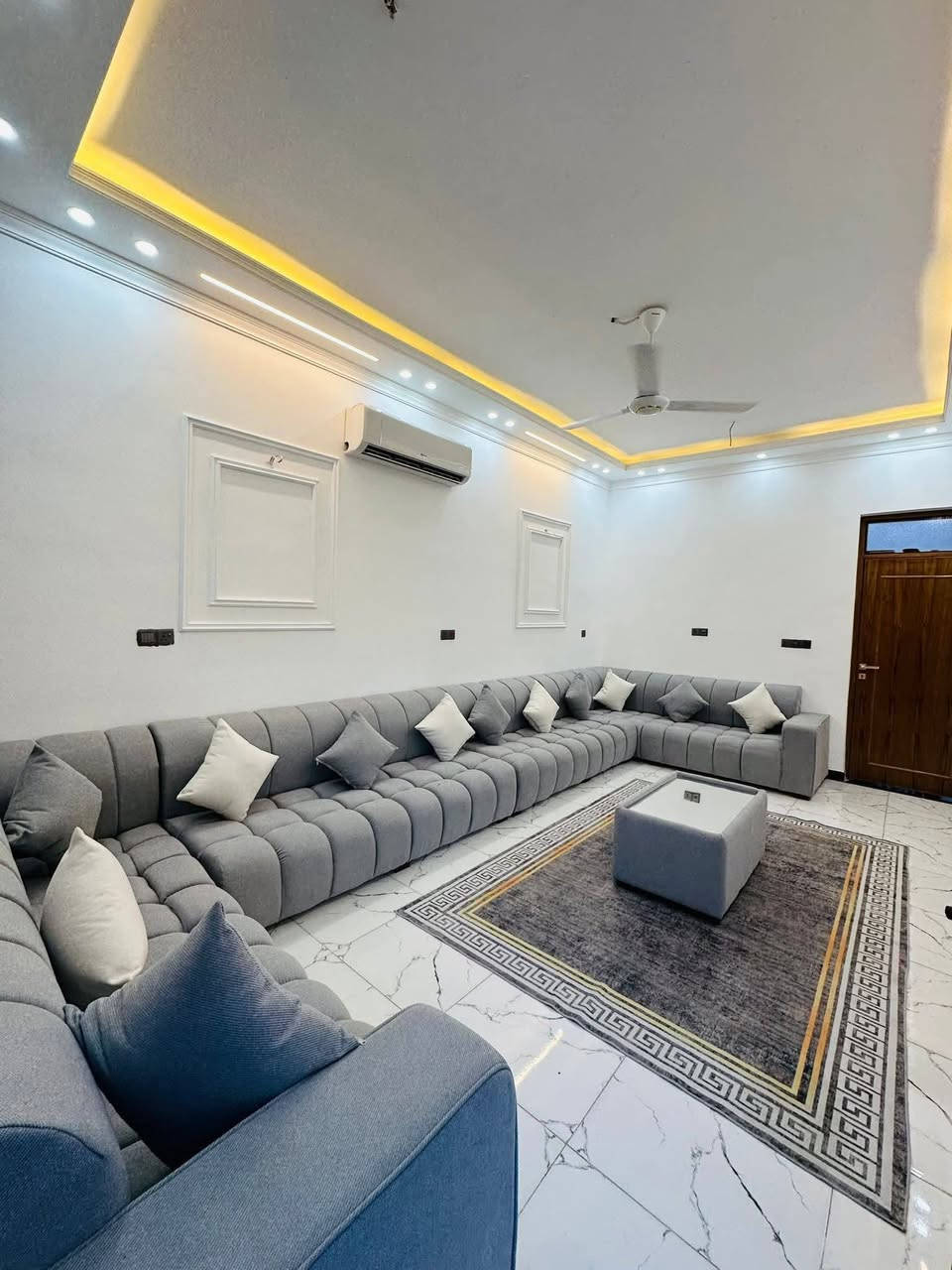 سلام عليكم
يعلن مكتب ارض الخيرات 
عقار للبيع مساحة 200 م واجهة 7م 
نزال28م 
تفاصيل البيت 🏠 

5 غرف نوم 👉

صالة 
مطبخ 
البيت مدخلين 
جلسة عائلية 

خدمات فوك وجوة 
حديقة وكراج 

عرض الشارع مال بيت  15 م👉
بناء حديث 

سعر جدا مناسب 👉

صنف العقار طابو زراعي سند 25 حق التصرف 

📍موقع بغداد الكرخ منطقة الدوانم 
اب شارع ال وزراء 

للتواصل ***********📞
العقاري ابو بكر العنزي
